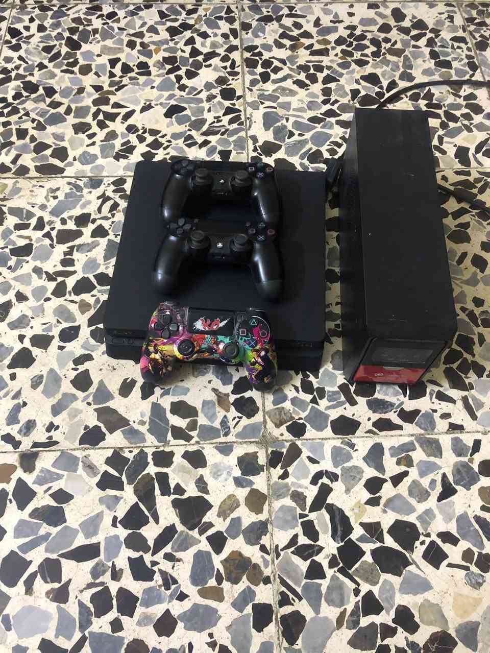 Play station 4 للبيع نص تيرا مع UBS مع ثلاث يدات 2تجاريات و 1 اصلي معه لعبه قرص God of war4 
و حساب بي العاب FIFA 24 
و call of duty 
وناروتو و غيرها 
الجهاز كامل ويا كيبل Hd و كيبل شحن و كيبل تشغيل الجهاز نضيف ما مفتوح ابد
 سعره 250 الف مكان بغداد الغزاليه 
للتواصل ***********
