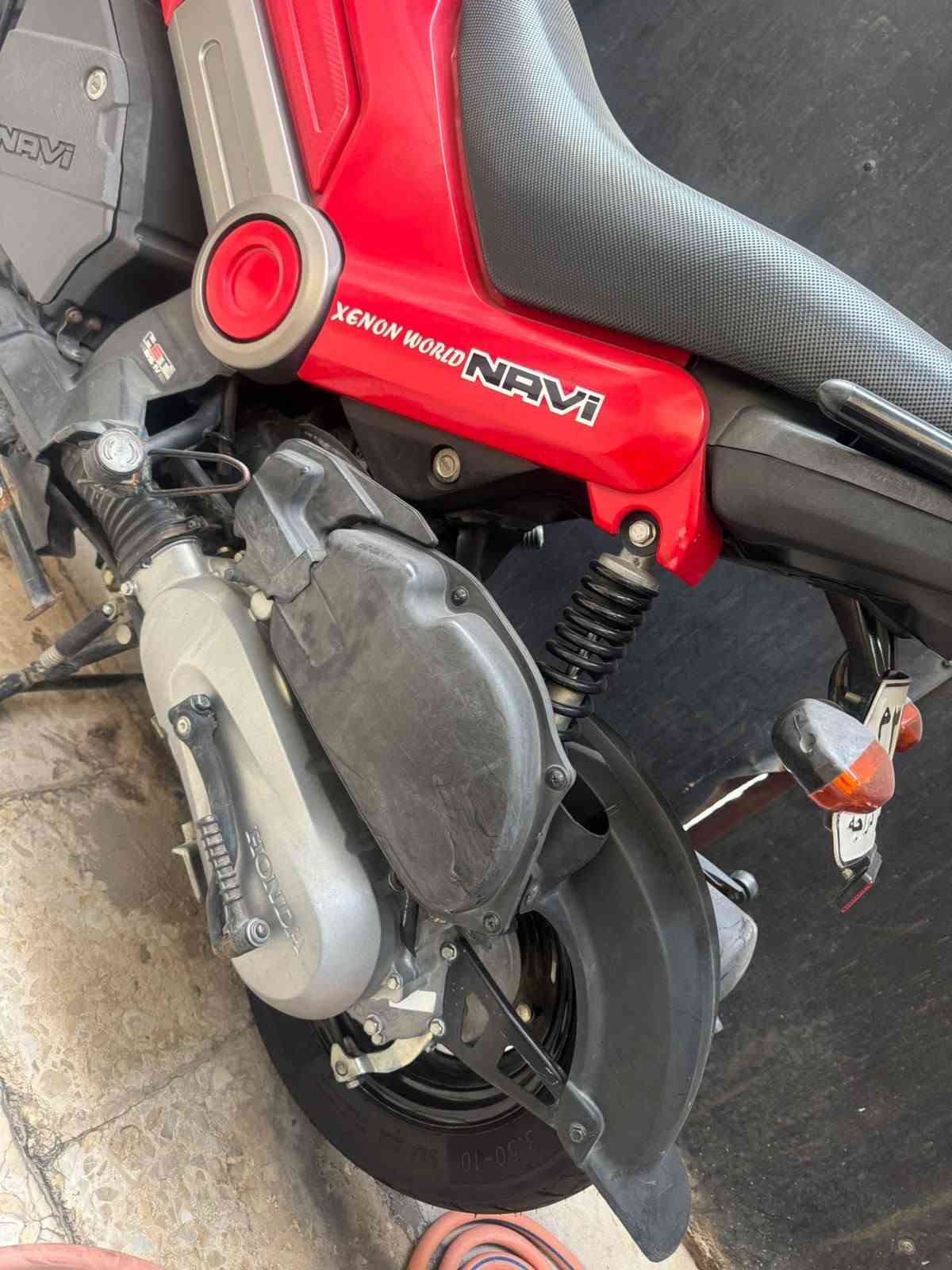 للبيع: دراجة Honda Navi موديل 2018
المحرك: 110 سي سي - اقتصادي جداً في البنزين.
القير: أوتوماتيك بالكامل (CVT) - قيادة سهلة وبسيطة.
التشغيل: سلف كهربائي + هندل (Kick Start).
الحالة: ممتازة 
المسافة المقطوعة: 19 كيلو
المميزات: خفيفة الوزن (101 كجم)، تحتوي على صندوق تخزين سفلي 
الموقع: بغداد اليرموك 
السعر:  مليونين و 650 الف وبيها مجال 
للتواصل:  ***********
