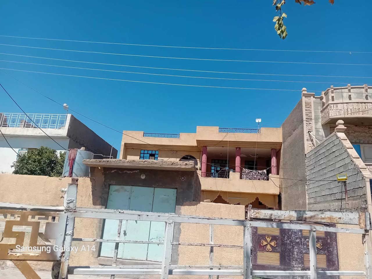 السلام عليكم اعيد النشر بسبب الوعود الكاذبه بيت طابقين للبيع حي الشرقيه  مساحه ٣١٢ غرفتين وهول واستقبال وموزع ومطبخ حار وبارد وطابق الثاني كذلك مجاور مسجد خديجه جيرانه ورده 🌹 مال الله بس الشراي يتصل ***********
