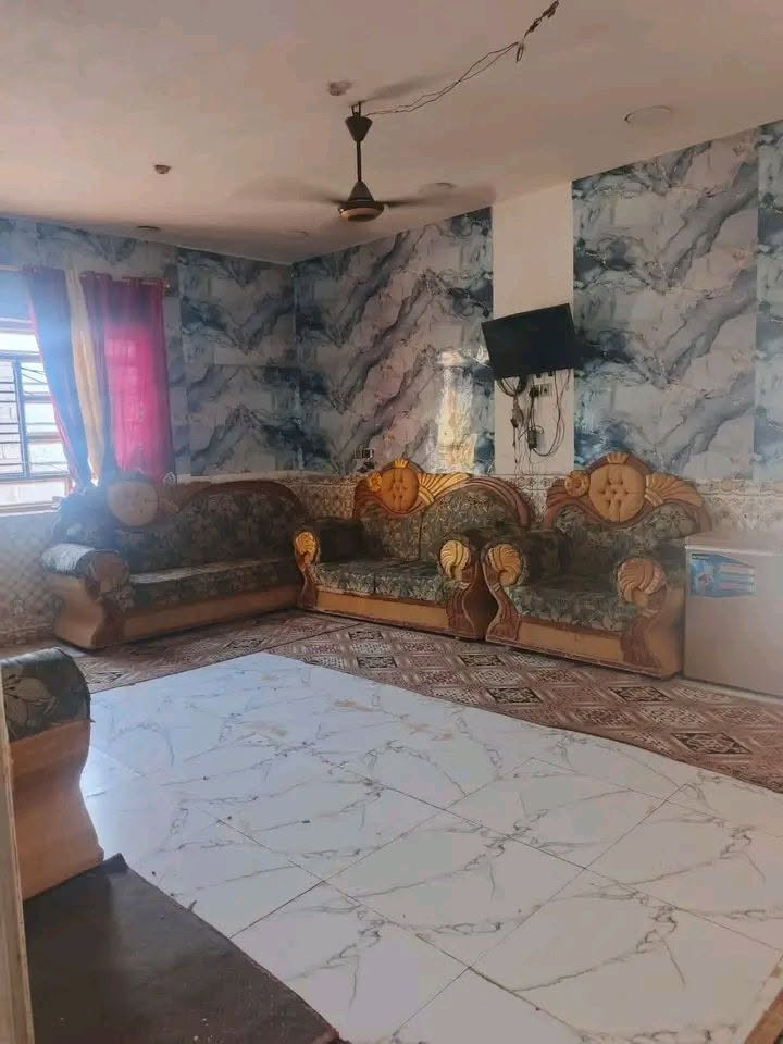 بيت للبيع زراعي مساحه 1100متر بس الحوش مساحه 850متر له شارعين وكل شارع باب شارع على نزله ثالثه وشارع على نزله الملاعب 
حي جوادين 
بيت بناء طابوك سقف كونكريت مسلح 
3 غرف نوم 
صاله 7متر 
ديوانيه 7متر 
مطبخ 5متر 
صحيات داخلية وخارجية 
بيت جاهز ومرتب 
حتى بيه نخل مزروع 
سعر 85 مليون وبيه مجال للطيبين 
يشهد الله عليه ابلاش بيت يصلح عائلة كبيره 
عنوان ناصرية داخل المركز حي جوادين نزله ثالثه 
للعلم أن الأرض غير مملوكه لأي وزارة 
حره يعني أرض للماليه فقط تم تحويلها إلى حي سكني 
حتى مدرسه ابتدائيه كملت 
***********
