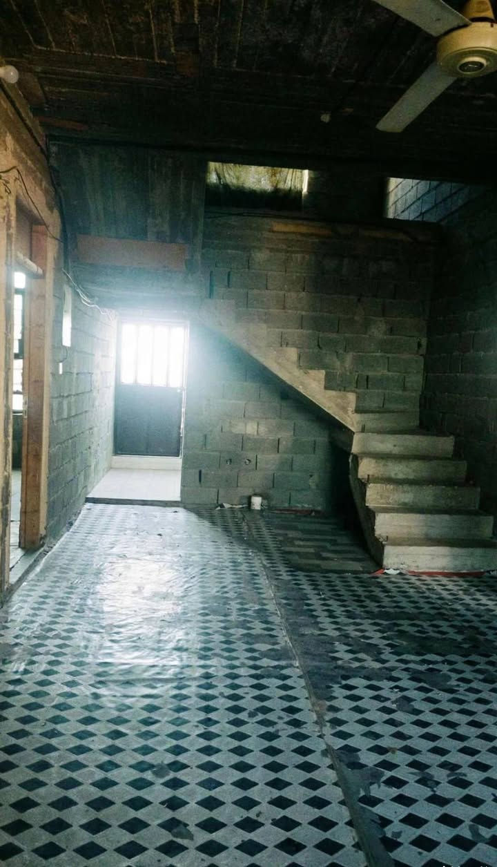 بيت للبيع 
العنوان بغداد ناحية الرشيد سريع الدولي اليوسفيه
- المساحة*: 290 متر 

- *الواجهة والخارج*: كامل وجاهز حديقه سياج مبني كامل

- *التصميم الداخلي*:

    - مضيف واسع 

    - هول داخلي "صالَة"

    - غرفتين نوم

    - مطبخ

    - مجموعات صحية

### *حالة البيت:*

البيت مبني بالكامل وجاهز للسكن كهيكل بلوك من الداخل.  

بس يحتاج *لبخ داخلي + ترميمات بسيطة*

### *السعر والاستفسار اكثر  تواصل اتصال ع خاص  *********** (
