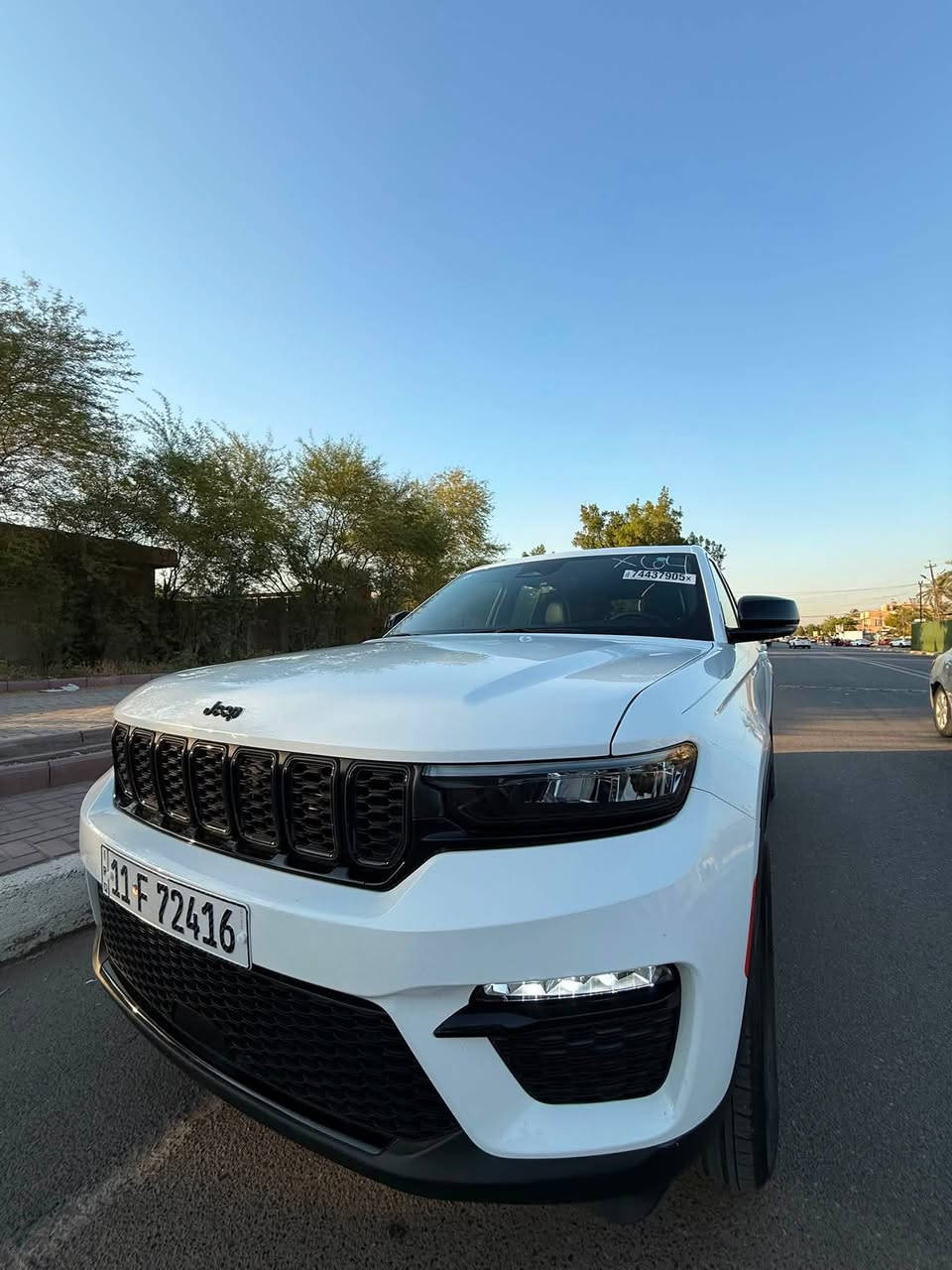 ‏⚙️ ( jeep )جيب جراند شيروكي 2025 Laredo (بلاك ادشن) : ضربتها خفيفة كلش جنطة فقط (كلين)تم تبدل الجنطة مكفولة كفالة عامة من الصبغ وارباكات سليمة ✅ ..مرقمة كتاب شهداء 📁
🔱 ماشية ٣ الاف فقط يعني( زيرو) كاملة
..مواصفاتها
⭕️ محرك 3.6 لتر V6 Pentastar
💢 قوة 293 حصان
⭕️لونها ابيض (بلاك ادشن )
💢 ناقل حركة أوتوماتيك 8 سرعات
⭕️نظام تشغيل Start/Stop لتوفير الوقود
💢تشغيل عن بعد حساسات وردارات خلفية وامامية
🔱  دفع امامي (RWD) 

⭕️ مصابيح أمامية وخلفية LED كشافات ابيض
💢 شاشة معلومات وترفيه 8.4 إنش
‏⭕️ Apple CarPlay وAndroid Auto لاسلكي
* كاميرا خلفية
💢 حساسات اصطفاف خلفية
* مثبت سرعة متكيف (Adaptive Cruise Control)
⭕️ فرملة طوارئ أوتوماتيكية
💢 نظام المحافظة على المسار
⭕️ نظام مراقبة النقطة العمياء
💢 تنبيه حركة المرور الخلفية
⭕️ تشغيل السيارة بزر (Push Start)
💢 دخول ذكي بدون مفتاح (Keyless Entry)
⭕️ مكيف أوتوماتيك ثنائي المناطق
💢 مقاعد جلد اسود تصميم الحديث
⭕️ مقود متعدد الوظائف
* 6 سماعات
🔱 سعة خزان الوقود 87 لتر
السعر ٣٥٠ $ وبيها مجال بسيط للشراي
التواصل الرقم (***********)☎️
مكاني بغداد البنوك
