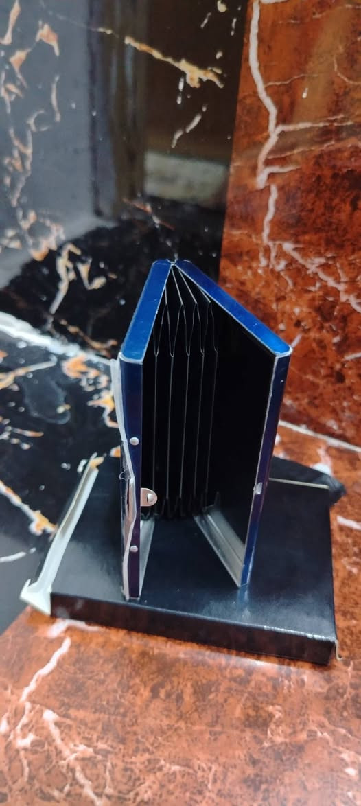 السلام عليكم عندي حافظات مال فلوس وبطاقات عندي كميه هواي سعر القطعه ب3000 ماعندي توصيل العنوان البصرة الأمن الداخلي *********** للتواصل متوفر لون الفضي والذهبي والنيلي
