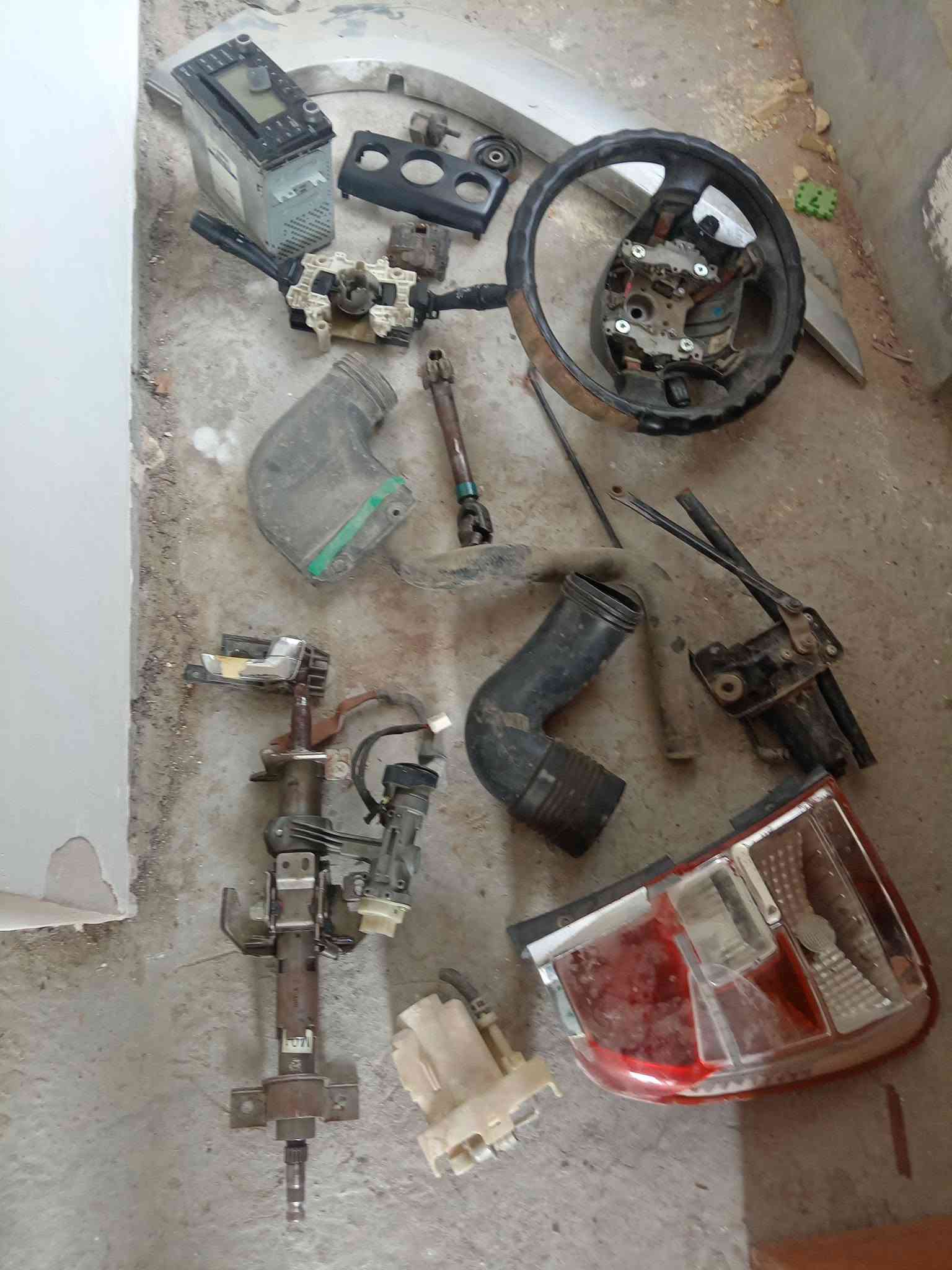 غراض للبيع سبورتج ٢٠٠٩ غراض بلادي أصلي وعندي راديتر اصليه وكاله الشراري يخابر رقم *********** كل الأغراض 200الف شلع والي يريد مفرد كلشي بسعره
