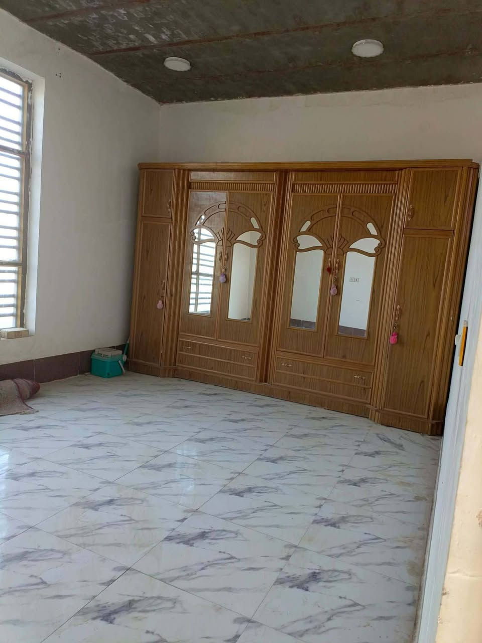 بيت للبيع على طريق الكفل منطقة شيخ ثائر خلف مدرسه المدائن مباشره مساحه 900 متر طابو زراعي سند 25 بناء حديث ماكامل بي غرفتين وصاله وصحيات مثل ماموضح بالصور
السعر 45  الاستفسار الاتصال على الرقم مامتواجد على النت 
إلي مايحصلني على الخط اتصل على الواتساب
***********
