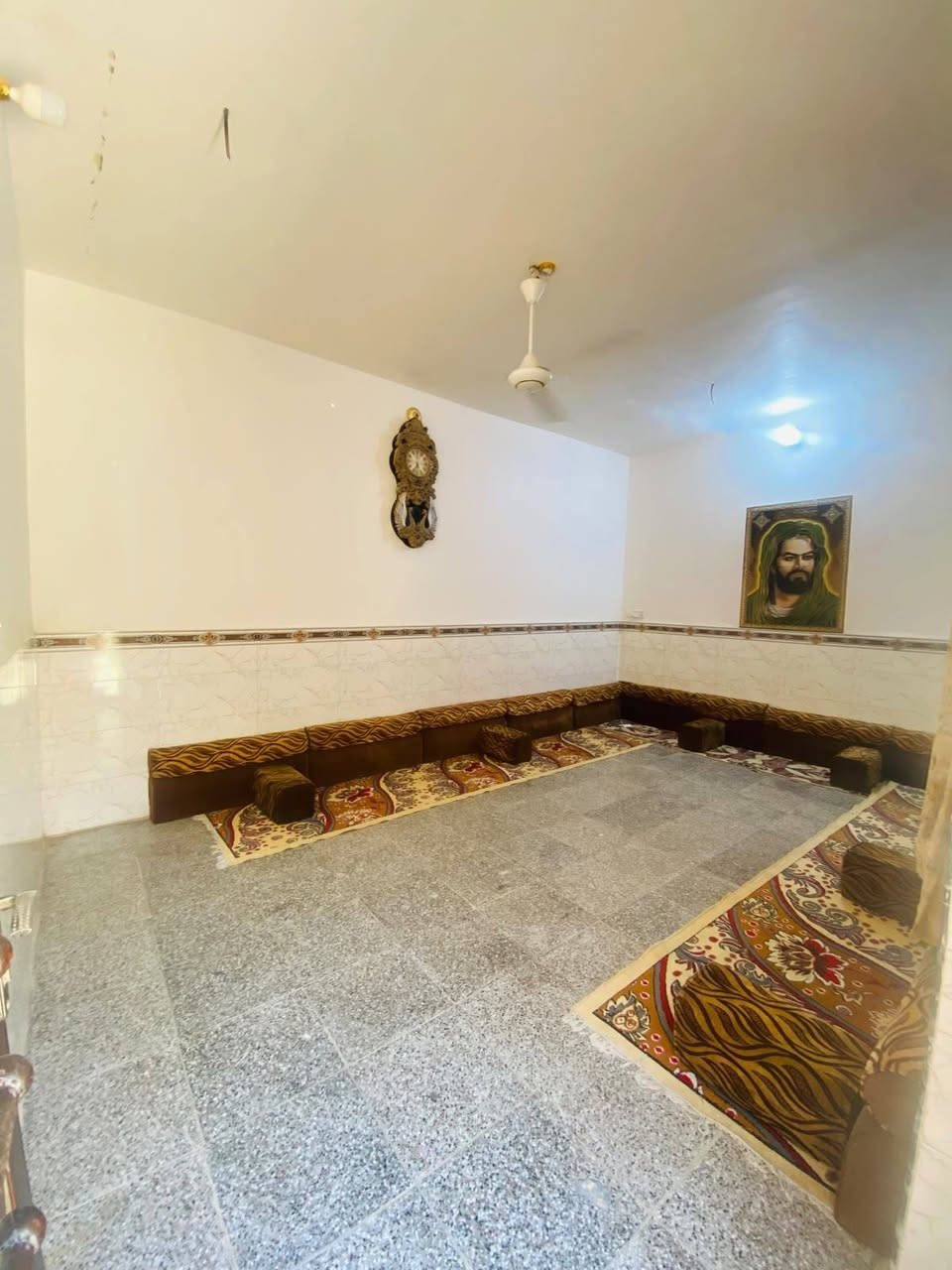 سلام عليكم بيت للبيع في حي الحسن يم فلكه مال مطار عله ايدك ليمنه البيت 150متر طابقين طابق الأول بي غرفه صاله مطبخ وستقبال وطارمه وبي حمامات داخليه وخارجيه وبي مكشوفه خلف بيت مامصوره +طابق ثاني بي غرفتين وحمام لحمام عايز بس سقف ولبخ ول غرفتين وحده كامله عايزه بس كهربايات ول ثانيه بورك وكهربيات لبيت كامل،من كلشي متعايش مال جناي شارعه يخبل الاتصال عله رقم لتالي ***********سعر 40وبي مجال
