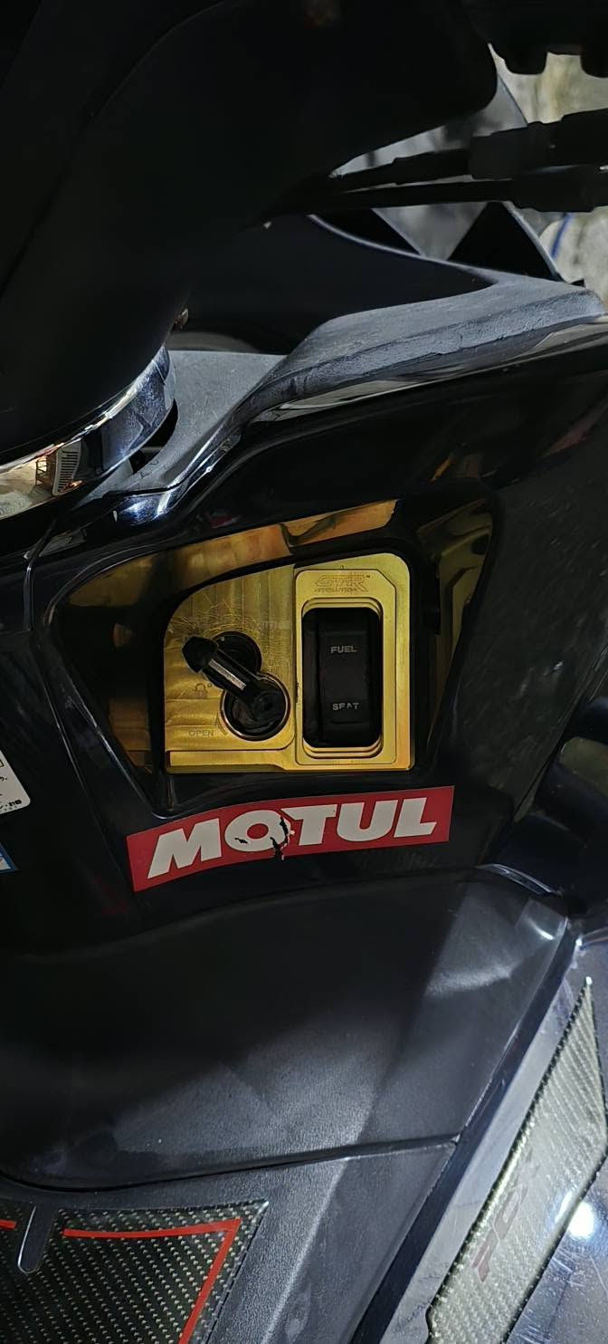 السلام عليكم
PCX 150cc جيل ثاني ياباني

مستعمله مال جناي ما متعوبه  
حساس ازحام/حساس ستاند  
اشاير يمنه يسره شغالات ودبل اشاره شغاله
المازده نظيفه وشغاله بكلايت شغال

دراجه عليها تزويد
عنبار رياضي ذهبي pcx
مسكات سكليتر ذهبيه 
يدات بريك ذهبيه واسود pcx
ستاند صفح 7 الوان وعليه اضافات اسود وذهبي
مروحة راديتر  ذهبي
قبق ستيرن مال جيل 5
جامه اماميه كاربون بيها مرايات 
صوندات اكسل ذهبيه 
جانبيات تجوات دراجه صفح ذهبي
واقية صالنصه كاربون وذهبي
تجوه رياضي 
سستم صوت سماعتين  دبل
GPS شريحه ينربط ويتفعل
لزكات كاربون فايبر واحمر على قبق البانزين والجوانب
كشن رياضي الاصلي مو العادي 
وبيها شوته رياضي على شكل صالنصه لكن شايلها وحاط البلادي  انطيها الك ويا دراجه
كلج امامي رياضي اجه بيها من البلاد

بيها تغليف دبلات خلفي قماش مكتوب عليها هوندا 

وبيها طوبات ذهبيه وتزويد ذهبي يم الويل الامامي

وتغليف دبلات ذهبي  امامي

درع اصلي تايلدني القوي 

تغليف مكان جوزه ذهبي

كفرات نظافه 95% بيها ضربات من جوه ما مبينه + بيها سيم المتوصل بالمسكه مال بريك انشلع 

دراجه مكفوله واكفلك من السرقه  وتجي تاخذها من باب البيت

بيها اوراق وصل شراء و منفيست و اوراق المزاد اليابانيه

ممشى دراجه 62 الف

مكاني بغداد الكرخ الاولى شالجيه

للتواصل والاستفسار واتساب او اتصال على رقم هذا فقط. ***********
