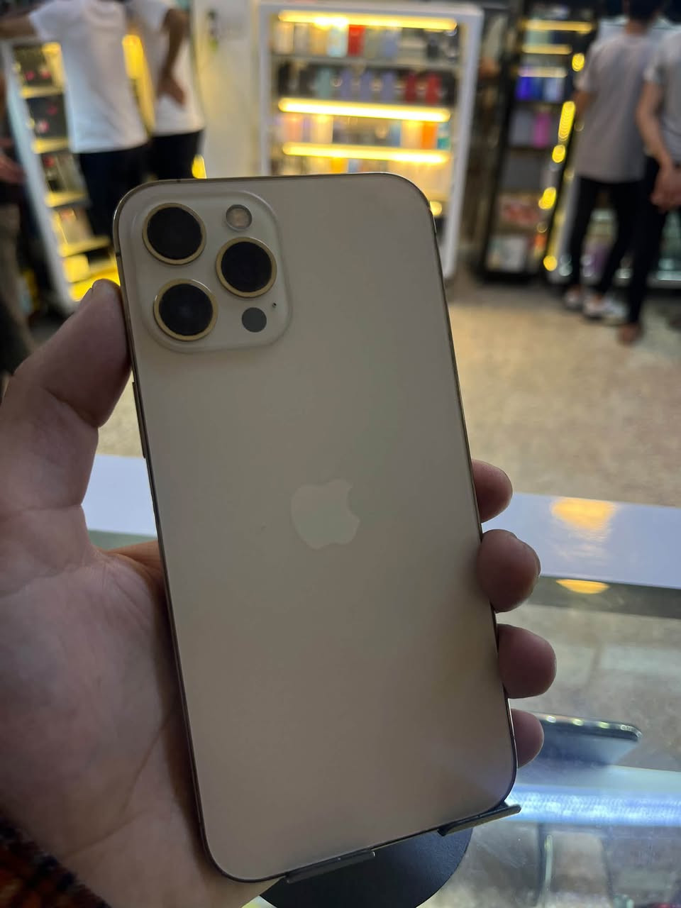 12 برو ماكس 
128 تك 
مبدل شاشه و بطاريه اصليه 
بطاريه 76 شرط أنطيك ما يفقد شحن 
شاشه ثلاث خيارت 
فيس إيدي شغال 
نموذج M
سعر 350الف بي مجال 
عنون موصل مجموعه الثقافيه 
***********
***********

نص مكتوب في الصور:
- ٦:٤٢
- القطع والخدمة
- تجمع Apple سجل تاريخ القطع والخدمة، وهذا السجل يعرض معلومات عن هذا الـ iPhone وحالته وتفاصيل إصلاحه. معرفة المزيد...
- يتوفر تكوين
- البطارية
- الانتهاء من الإصلاح
- الشاشة
- إعادة التشغيل والانتهاء من الإصلاح