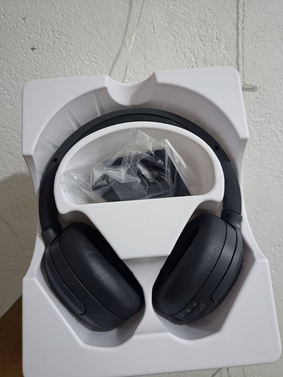 السلام عليكم، للبيع سماعة Edifier W820NB Plus اللاسلكية الأصلية، السماعة غنية عن التعريف بنقاوة الصوت وعزل الضوضاء، وممتازة جداً للألعاب، الدراسة، والأنماط اليومية.+ أهم مواصفات السماعة:عزل ضوضاء احترافي (ANC): عزل قوي جداً للضوضاء المحيطة مع ميزة Ambient Sound لسماع الأصوات الخارجية عند الحاجة.دقة صوت عالية (Hi-Res Audio): تدعم ترميز LDAC المتطور لتوصيل صوت نقي جداً وتفاصيل موسيقية واضحة (سلكياً ولاسلكياً).بطارية عملاقة: توفر ما يصل إلى 49 ساعة من التشغيل المستمر (عند إطفاء العزل) و33 ساعة عند تشغيله.شحن سريع جداً: شحن لمدة 10 دقائق فقط يعطيك حوالي 7 ساعات من الاستخدام.مايكروفونات ذكية: مجهزة بميكروفونات مدمجة مع تقنية إلغاء الضوضاء بالذكاء الاصطناعي (DNN) لضمان مكالمات صوتية واضحة جداً.صوت للألعاب (Game Mode): استجابة سريعة جداً وبدون تأخير ملحوظ في الألعاب (Low Latency).راحة تامة: وسائد الأذن ناعمة جداً وخفيفة الوزن للاستخدام الطويل دون ألم.📋 تفاصيل البيع:الحالة: مستعملة (نظيفة جداً وبكامل أدائها).الملحقات: متوفرة مع الكرتونة الأصلية الواضحة بالصورة
(سعر نهائي 40الف مكاني بصره  ابو الخصيب)رقم ***********
