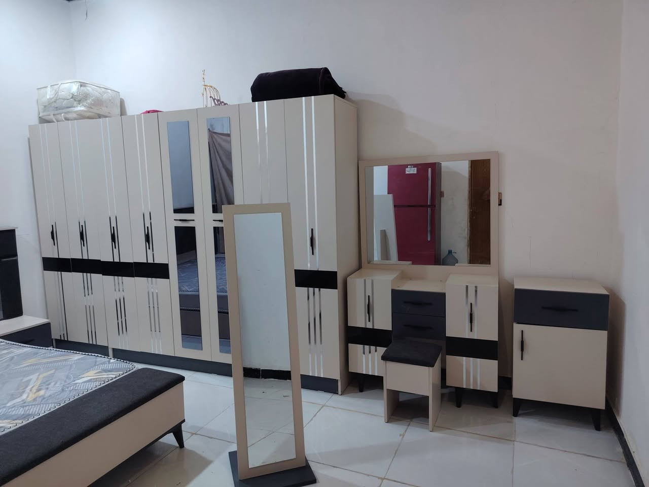 السلام عليكم 
هاي غرفه اشتريه مامستخدمته غير 3اشهر فقط اريد ابيعها اي تفاصيل ع هذا رقم ***********
عنواني بصره ابي الخصيب
