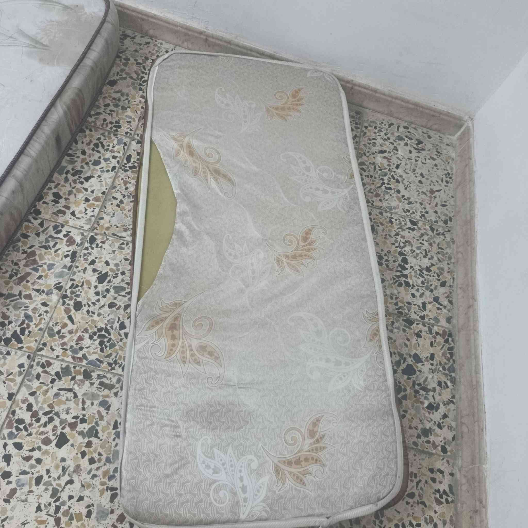 للببع ... مستخدمات
دوشك كبير + صغير 
حسينية قرب الجسر 
***********
