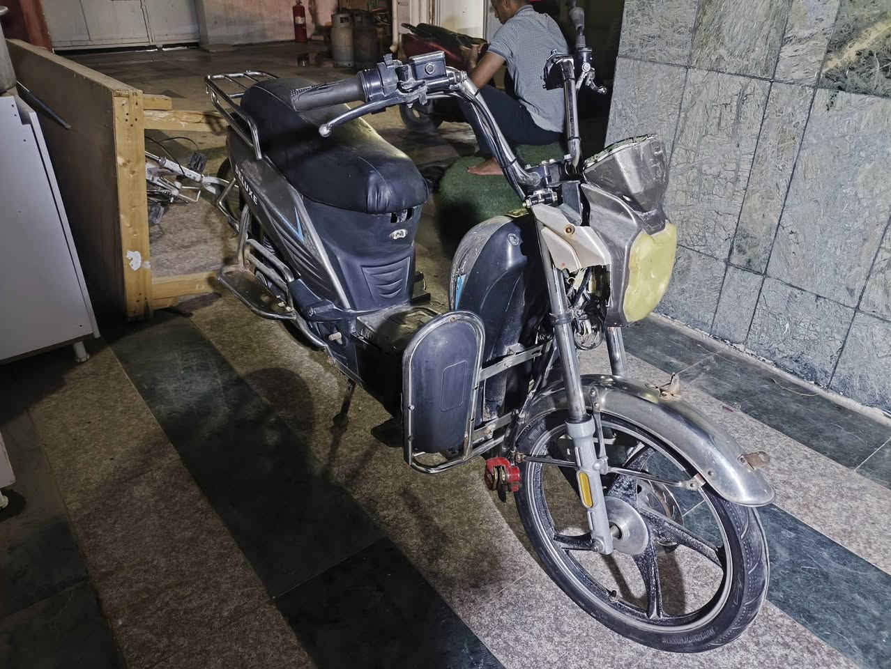 دراجه هارلي شحن نضيفه وشغاله نقصه بس بطاريات فقط كله شغال سعر 250 الف وبيه مجال حك الجيه رقم ***********
