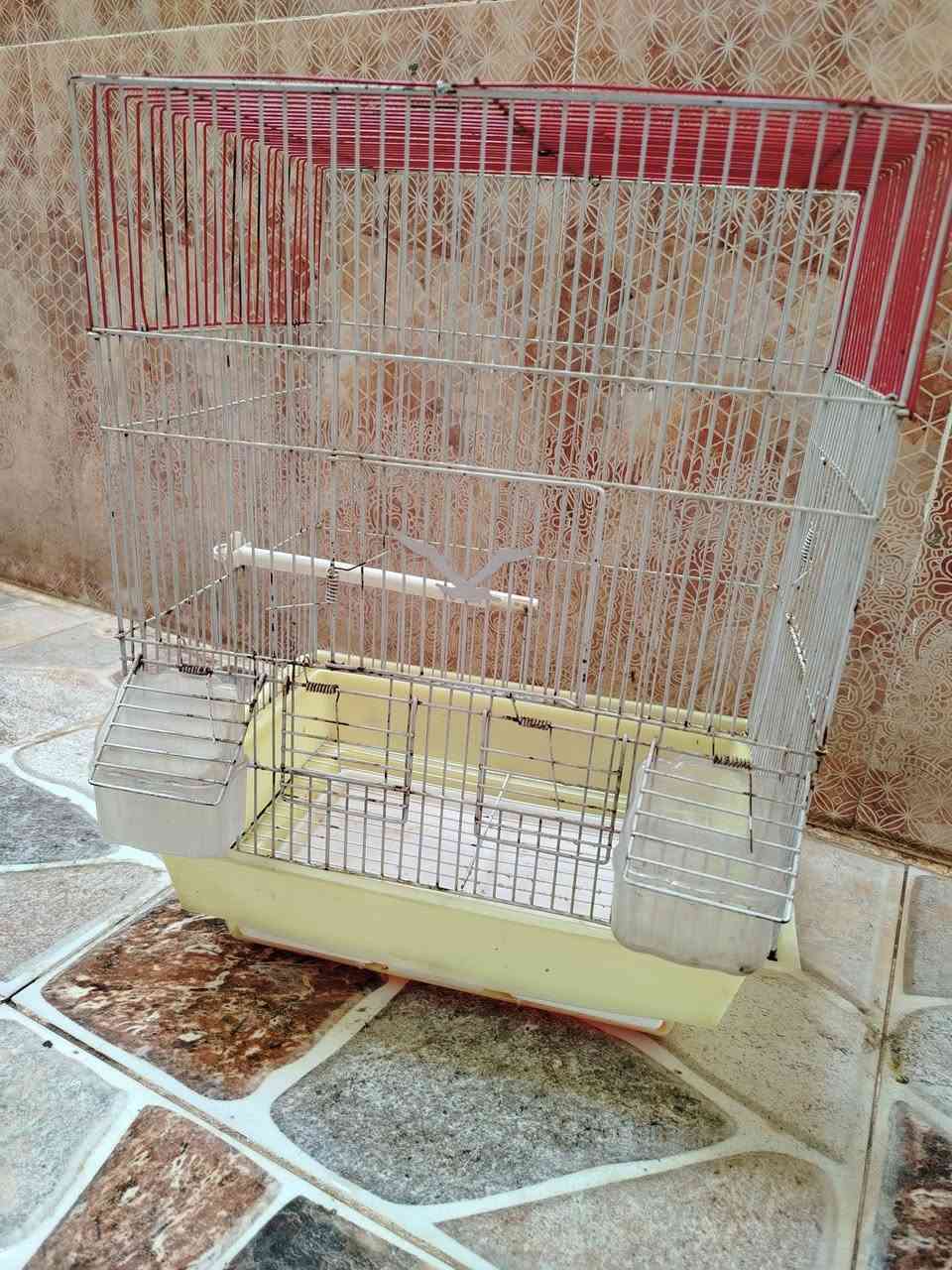السلام عليكم. قفاصه للبيع كبير واثنان وسط.. المكان تقاطع القدس رقم الهاتف ***********

