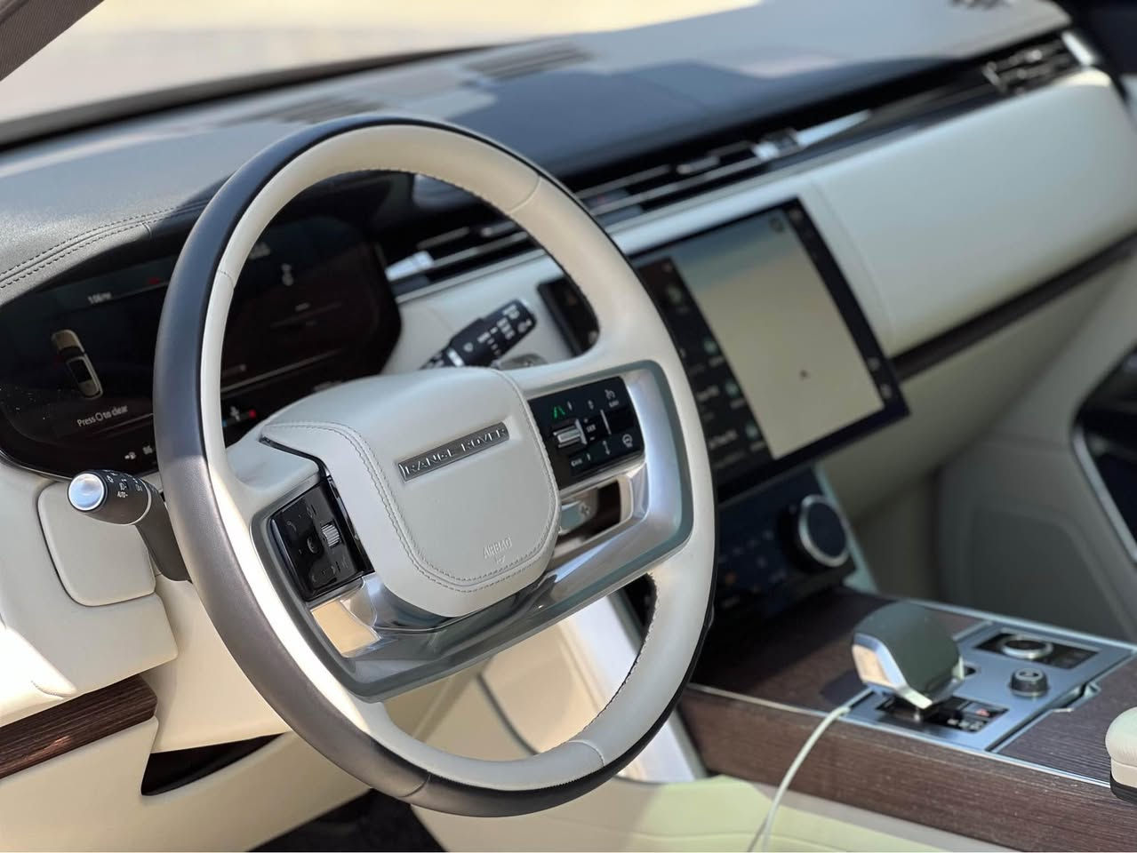 ✨ قمة الفخامة البريطانية.. Range Rover SE P400 موديل 2023 ✨

للراغبين في امتلاك الهيبة المطلقة والتصميم المستقبلي، النسل الجديد كلياً من أساطير رينج روفر (L460) متوفر الآن بحالة الزيرو.

🔹 الجيل الجديد كلياً
🔹 المحرك: 3.0L Turbo Inline-6 (400 Horsepower)
🔹 المنظومة: MHEV هجين خفيف + توجيه عجلات 
خلفية لمناورة فائقة

🔹 الداخلي: جلد Windsor ملكي، شاشة Pivi Pro 13.1"، نظام صوت Meridian

🔹 المميزات: تعليق هوائي متكيف، إضاءة Pixel LED، سقف بانوراما، مقابض مخفية

سيارة تجسد التميز والراحة على أعلى مستوى.

📍 المكان: دهوك
حالة السيارة: [Clean title - كلين تايتل]
📞 للتواصل والاستفسار عن السعر:
اتصال / واتساب: [***********] دهوك, العراق
