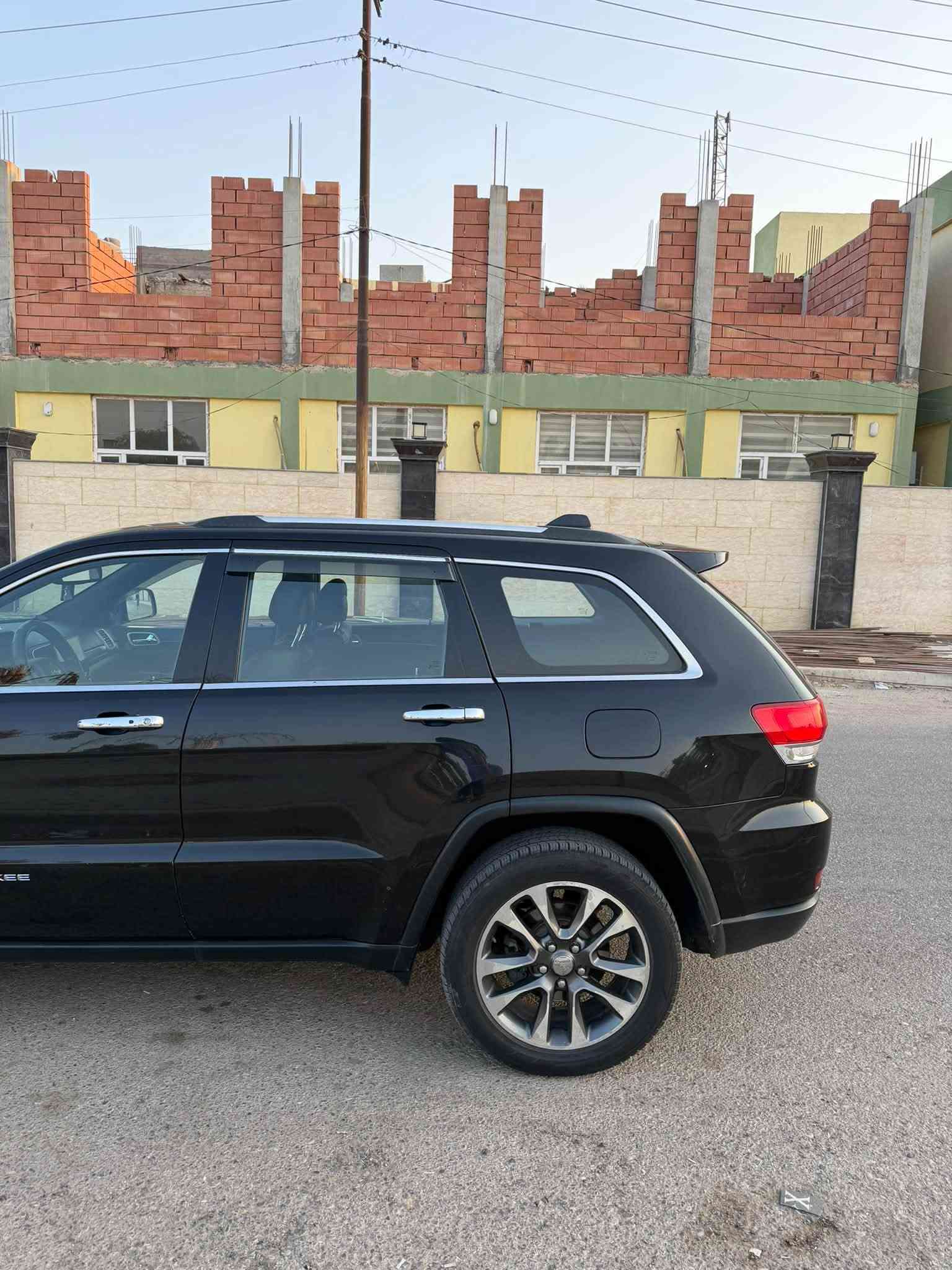 جيب شيروكي لمتد للبيع فقط
الموديل : 2015  
اللون : اسود  (رقم سليمانية )  
سعة  المحرك : V6.  3.6L .
المواصفات :  لمتد 
*بصمه
•  دفع رباعي 4x4 .
•  المقاعد جلد 
•  المقاعد الأمامية كهربائية .
•  ويل قياس 20 انش .
•  تشغيل عن بعد .
•  كاميرا خلفية .
•  مرايا جانبية قابلة للطي .
•  بلوتوث تلفون .
•  محدد سرعة .
 148mi  عداد
3 أنظمة قيادة "ايكو- سبورت-نورمل"
حادث امريكا قطعة وحدة فقط بدون دواخل 

سعر المطلوب: 180 ورقة وبيها مجال للجادين
التواصل على الرقم ***********
