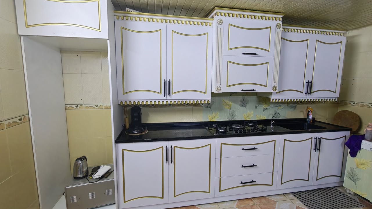 كوانتر ملكي مستعمل سنه بس اخو الجديد طول ٤ امتار علو الصندوق الفوك ٩٠ سم مع طباخ وساحبه اخو الجديد مرمر اسود كامل سعر ٧٠٠ الف موجود باربيل الشراي يتفضل خاص او واتس اب ***********
