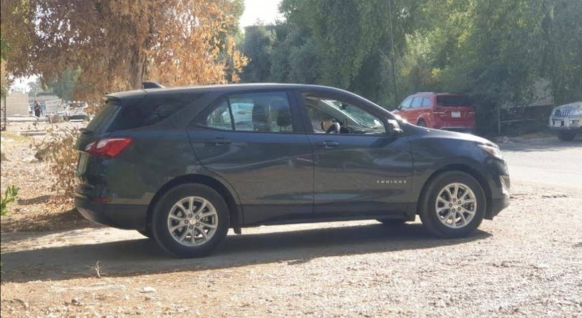 🚗 شفروليه ايكونيكس LS موديل 2020 للبيع 🚗 

السيارة مال بيت بحالة ممتازة موضحة بالصور وجاهزة للاستخدام گير ومحرك بشرط بنزينها محسن ودهن امزاويل من استاذ ايمن قيس: 

🔹 المواصفات:
• الموديل: 2020
• الفئة: LS
• ماشية 109 ألف كيلومتر (67 ميل) (قابل للزيادة)
• الرقم: السليمانية (هزة وسنوية جديدة) 
شاشة العرض: (شاشة أصلية تدعم كاميرا خلفية، ونظام Apple CarPlay و Android Auto).

أنظمة الأمان: (رادار جانبي، رادار خلفي، نظام الحفاظ على المسار، ABS).التحكم والتشغيل: (تشغيل بصمة، تشغيل عن بعد، تحكم ستيرن كامل، مثبت سرعة)
🔹 تفاصيل الضرر (الضربة جانبية):
• الحادث: ضربة جانبية في أبواب جهة السائق معدلة بأمريكا تعديل اخو الجديد، وبالعراق بيها بالصندوك ضربة شبر ونص والباب الخلفي جهة السكن بيها ربع باب ونص جاملغ خلفي والسيارة بيها فحص حديث
• الإيرباك: إيرباك البردة (الستارة الجانبية) فقط مفتوح، باقي الإيرباكات سليمة بالكامل. 

🔹 السعر والموقع:
• السعر: 130 ورقة (وبيها مجال)
• الموقع: كركوك 

📞 للتواصل والاستفسار:
رقم الهاتف واتساب: ***********
