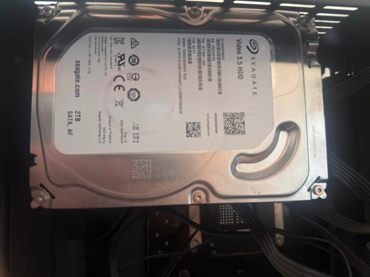 ⸻
🖥️ Gaming PC قوي ونظيف جداً للبيع 🔥

تجميعة Gaming متوازنة بمعالج i5 الجيل 14 وكرت RTX 4060 8GB — حالة نظيفة واستعمال قليل جداً.

⚙️ المواصفات:

🔹 CPU: Intel Core i5-14400F – 14th Gen
🔹 GPU: ASUS GeForce RTX 4060 – 8GB
🔹 Motherboard: GIGABYTE H610M H V3 DDR4
🔹 RAM: 16GB DDR4 – 3200MHz RGB (2×8GB)
🔹 Storage: Seagate 2TB SATA HDD
🔹 Power Supply: Segotep GN850W – 850W 80+ Gold
🔹 Cooling: AURA 360mm RGB Liquid Cooler – 3 Fans
🔹 Case: Stay Tough
🔹 RGB: 7 مراوح RGB + إضاءة كاملة داخل الكيس

⭐ حالة الجهاز:

✅ مشتراة بتاريخ 12/1/2025
✅ استخدام قليل جداً
✅ الجهاز متوقف عن الاستخدام لفترة طويلة تقريباً 6 أشهر
✅ نظيف جداً ومحافظ عليه
✅ جميع القطع تعمل بصورة طبيعية
✅ الفحص والتجربة متاحة للمشتري الجاد 
� مناسب للألعاب الحديثة، Gaming، الدراسة، العمل، التصميم والاستخدام اليومي
سعر الكيس /1،650،000 السعر قابل للتفاوض بالمعقول عند المعاينة 

ملاحظة: البيع للجهاز الجاد، والفحص والتجربة قبل الشراء متاحان.
📍بغداد /حي الجهاد 
واتس ***********
