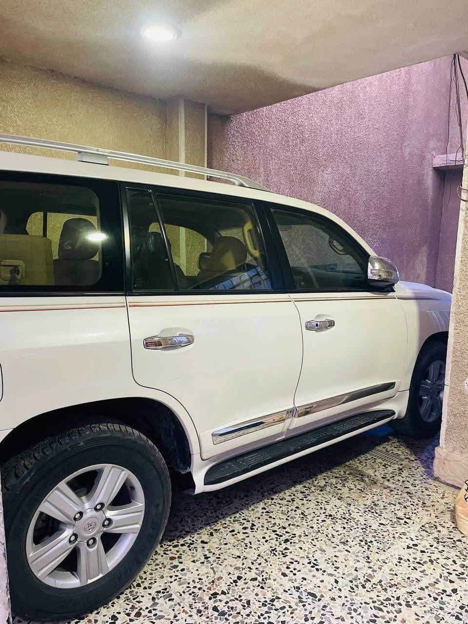 سلام عليكم لاندكروزر 2015 
سياره نضيفه حيل كفالة عدا الدعامية مبدله الامامية 
رقم بغداد GxR فطيم رقم بغداد باسمي 
مكان السياره بل مدينه 
مواصفات معروفه 
***********
سعرها 3 و 50
