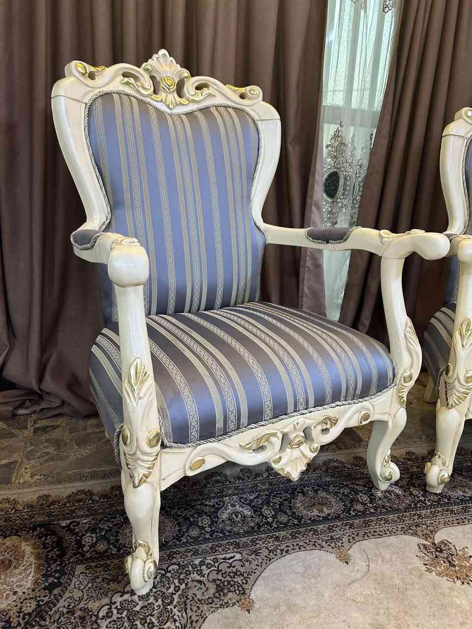 ملكي تركي خشب زان عشر مقاعد مع وسطيه نظيف جداً السعر ٩٠٠ مكانه المنصور ***********
