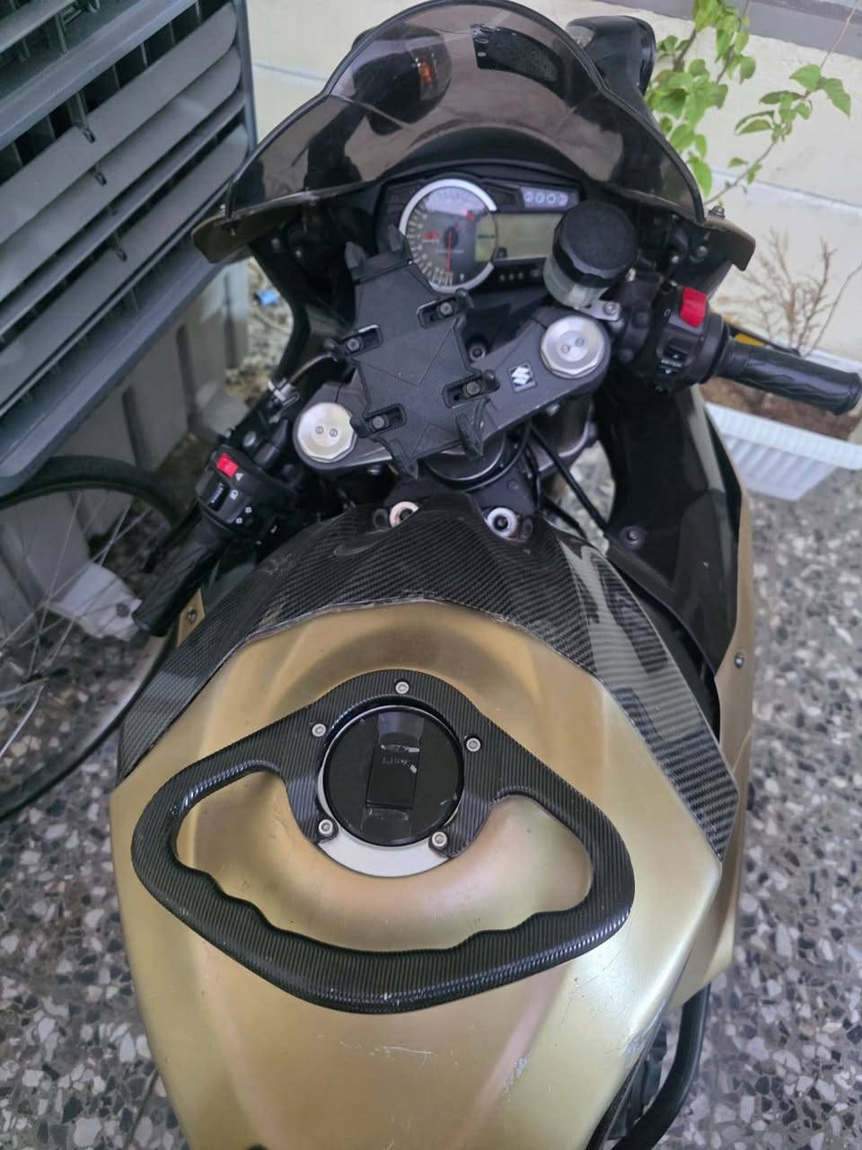 سلام عليكم دراجه( GXR) 1000cc موديل 2013 ماشيه  23 ألف بعدها زيرو الدراجه ماخذيها من معرض الخرساني مرقمه رقم انكليزي تحويل ثاني يوم دراجه  بيها هزه بشهر ال 4 بعدها ما منتهيه كفاله عامه من الشخط  عليها برمجه 3 مودات فول طلقات + دراجه عليها كاربون فايبر بيها تزويد خارجي بقيه الشرح داخل فيديو   مكان الدراجه بغداد مدينه الصدر ه‍/***********

