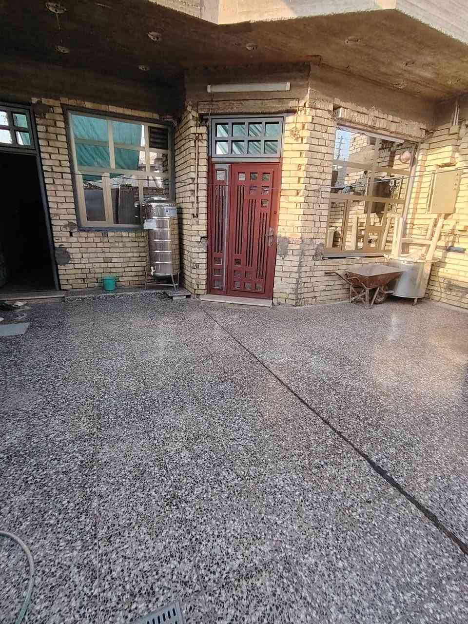السلام عليكم 
دار للبيع  طابو زراعي. خلف محطه الوقود  بل بدايه 
المساحه 200م.  البناء 2024.  طابق ونص.   السطح شتايكر. كامل. والطابق النص موظح بل صورة. كلشي
 واي استفسار. واتساب متواجد. فيس ما متواجد 
***********
