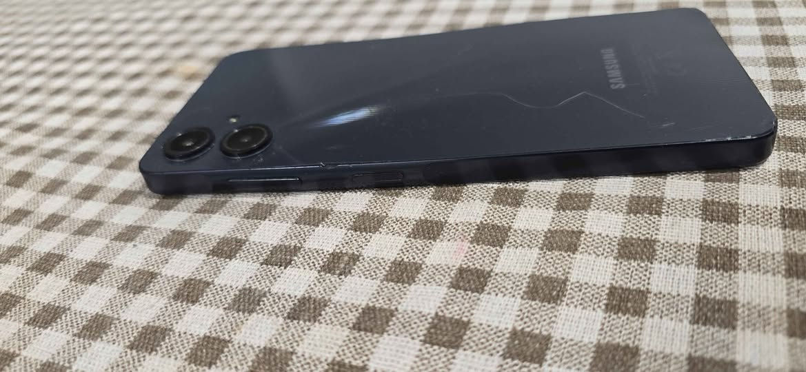 🔥 Samsung Galaxy A06 للبيع بسعر مميز جداً! 📱✨
​جهاز أنيق ونظيف جداً بخصائص متكاملة وأداء ممتاز (موضّح بالصور).
​أبرز المواصفات والمميزات:
​الذاكرة والتخزين: 64 جيجابايت + منفذ خاص لإضافة كارت ميموري (RAM/SD).
​الأمان والحماية: بصمة إصبع جانبية مدمجة بزر الطاقة + فتح القفل عن طريق الوجه (Face Unlock).
​الشحن والبطارية: بطارية ضخمة 5000mAh تدعم الشحن السريع بقدرة 25 واط.
​النظام والتحديثات: يعمل بأحدث نظام أندرويد (Android 16) مع واجهة One UI الحديثة.
​الذكاء الاصطناعي: يدعم ميزات الذكاء الاصطناعي المتقدمة من سامسونج لتحسين تجربة الاستخدام والتصوير.
​الموديل والشريحة: Galaxy A06 (SM-A065F/DS) ويدعم تشغيل شريحتين.
​💰 السعر: 100 ألف دينار (وبي مجال للشراي الجاد)
📞 للتواصل والاتصال: *********** بغداد, العراق

