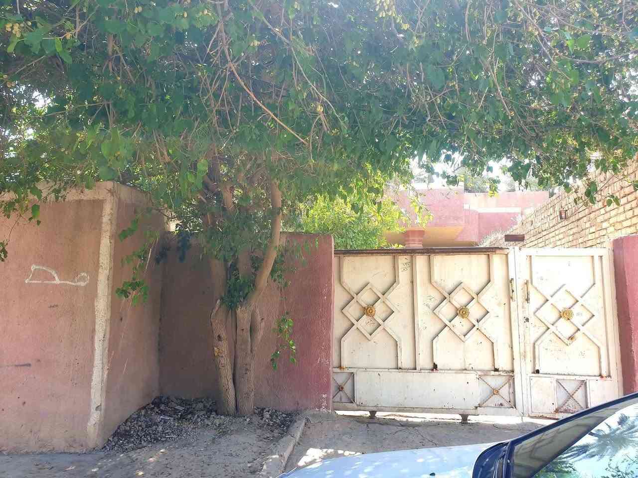 سلام عليكم بيت للبيع مساحه ٣٠٠ متر متكون من ثلاثه غرف وصاله وستقبال ومطبخ في منطقه الأسود طريق رابط بعقوبه والخالص قرب جامع براهيم الدسوقي الاتصال على الرقم ***********
