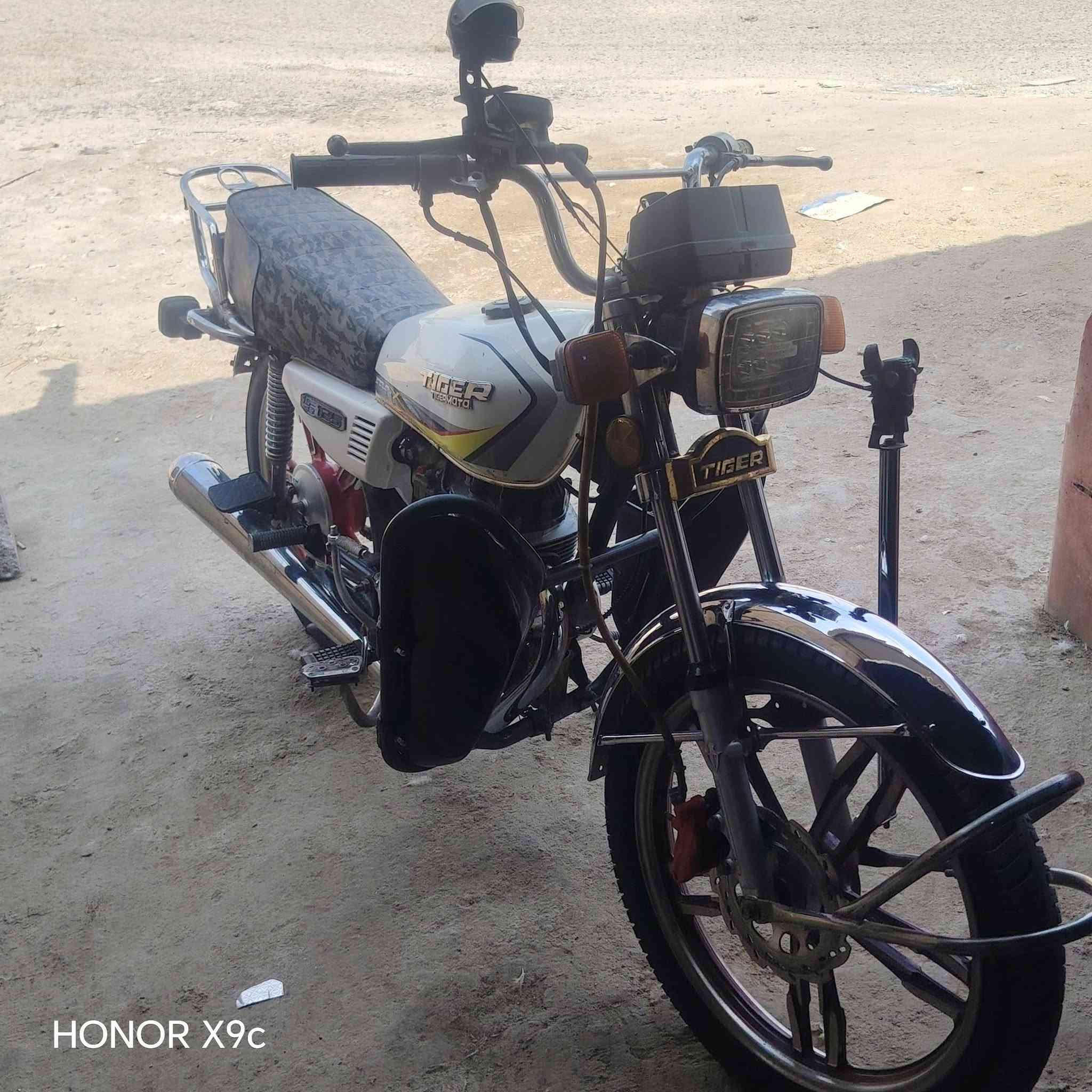 موديل 23 تايجر دراجه نظيفه فول
السعر 450 وبها مجال*********** 
دراجه حلوه ومرتبه

نص مكتوب في الصور:
- HONOR X9c
