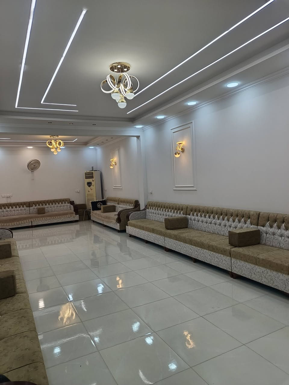 يالله سلام عليكم
بيت للبيع مساحه الكليه 1000م بناء طابوگ  بناء 200م  يبعد عن شارع العام 100 م

 العنوان منطقة الشوفه  قرب المشتل  

 محتوياته  غرفتين  ديوانيه  وصاله عدد 2  ومطبخ وصحيات. 

كافه الخدمات 
سعر 130 وبي مجال بصيط لجاد  
  
الهاتف /‏‪***********‬‏
