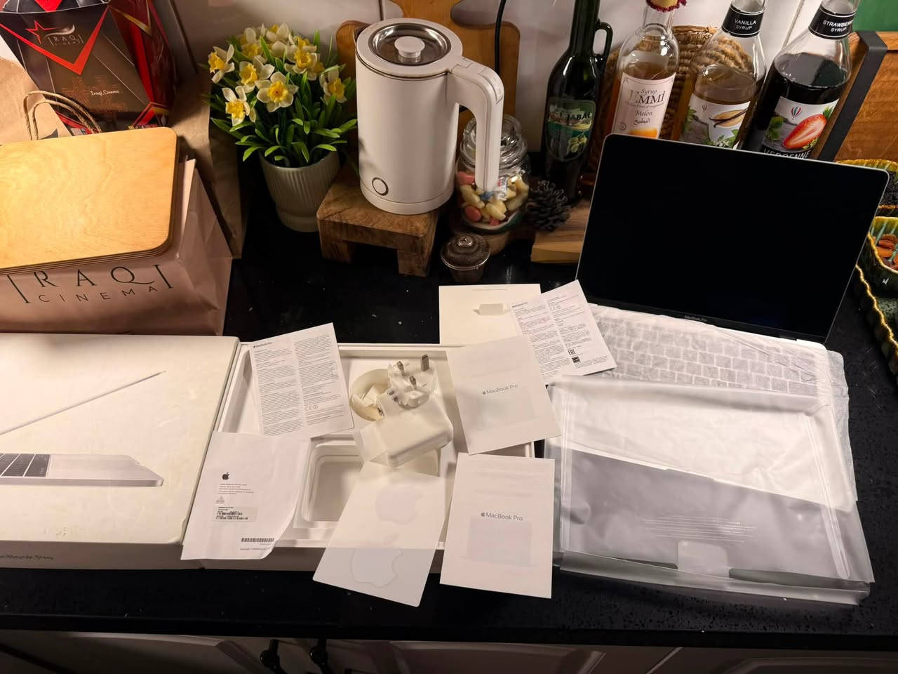 سلام عليكم
MacBook Pro 
13 inch
Ram 8. SSD 256 
نضافه الجهاز 95‎%‎
شاشه 2k retina
2 منافذ شحن usp-c
كامل ملحقات شاحن اصلي 
كارتونته الاصليه مطابق مع الايمي الجهاز 
بطاريه جديده مشحونه فقط 5 مرات تقريباً اتطول 6 الى 5 ساعات 
سعره 375 الف بي مجال بسيط 
مكاني بغداد البياع حي الشرطه شرطه الرابعه 
***********
