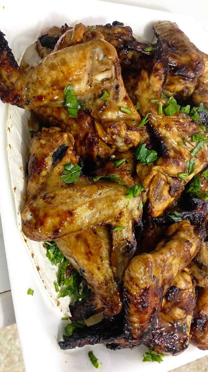 🍗🔥 زاد أهلنه جابتلكم نكهة تكساس للحلّة! 🇺🇸
لأن نحب نجيبلكم كل جديد ومميز، حضّرنالكم تشكيلة أجنحة دجاج بطعم غير شكل 😍
🍗 أجنحة مشوية ومتبلّة بتتبيلة خاصة، بطعم غني ولذيذ يخليكم تطلبوها مرة ومرتين!
🔥 أجنحة دجاج مقلية ومقرمشة بصوص البافلو، قرمشة من برّه وطعم حار ولذيذ من جوّه، ويّاها صوص خاص للتغميس يزيدها متعة! 🤤
🌶️ نكهة تكساس وصلت للحلّة، وتجربة جديدة ومختلفة وفرناها إلكم بمطبخ زاد أهلنه!
يلا جرّبوها، وخلّونا نسمع آراءكم… لأن رأيكم يهمّنا وأهلنه يستاهلون كل جديد ❤️
مطبخ زاد أهلنه — الطعم الأصيل والنكهة المختلفة!

يوجد توصيل  داخل الحمزه والهاشميه
