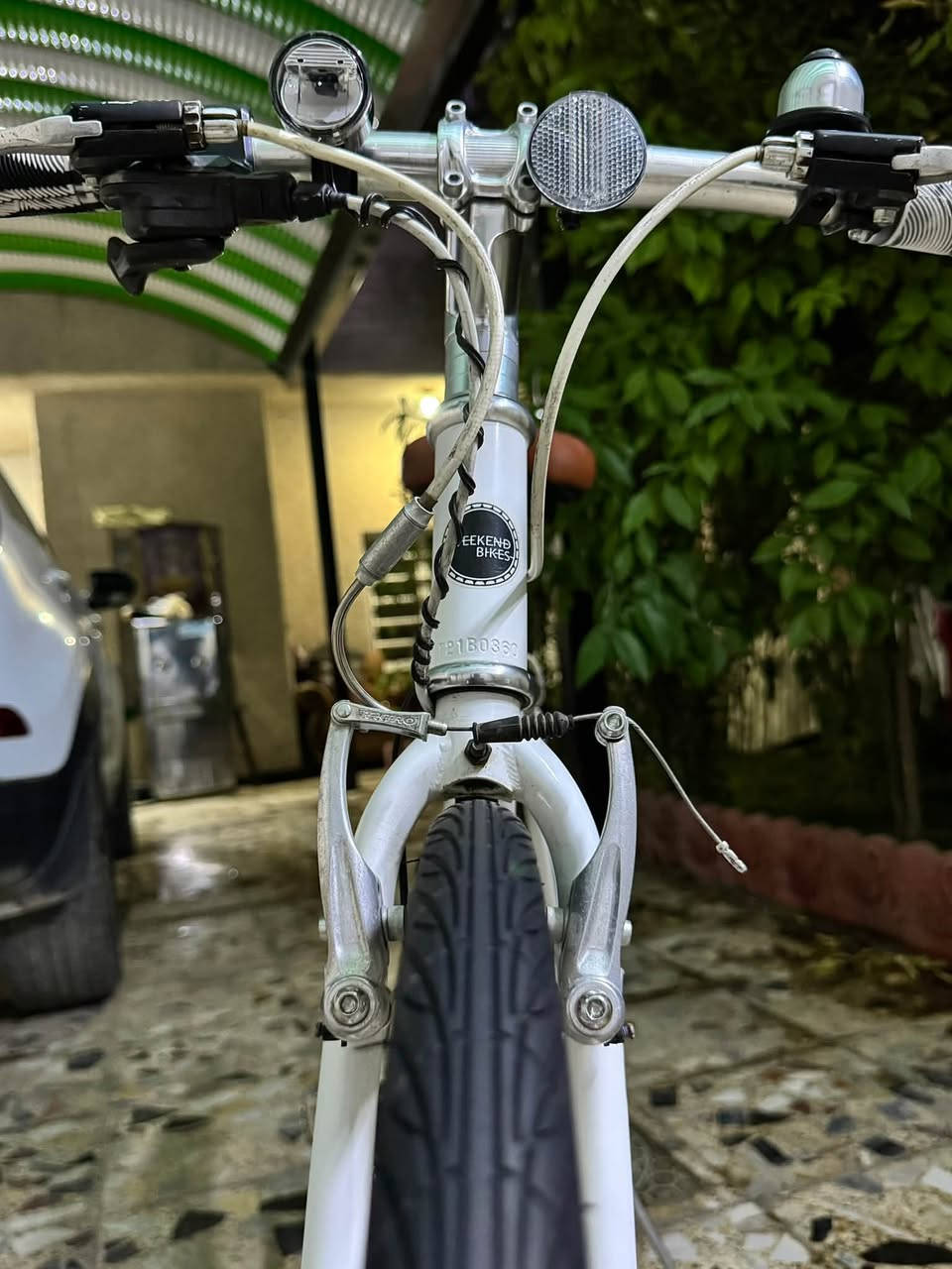 السلام عليكم بايسكل c700 نظافه٩٩٪؜💥وبسعر جداً مناسب🔥🔥فريم لارج 🚴🏻‍♂️🚴🏻‍♂️
‏WEEKEND BIKES - وهي ماركة يابانية مشهورة بدراجات المدينة الكلاسيكية
الرقم التسلسلي للشاصي الظاهر: 121B0360
المواصفات الكاملة:

1. الهيكل (Frame):
•  النوع: دراجة مدينة - City / Urban Bike - كلاسيك
•  المادة: ألمنيوم خفيف الوزن - خالي من الصدأ
•  اللون: أبيض لؤلؤي
•  التصميم: فريم كلاسيكي مستقيم مريح للظهر

2. نظام القيادة (Groupset):
•  عدد السرعات: 7 سرعات خلفية
•  ناقل الحركة الخلفي: Shimano Tourney ياباني أصلي
•  شفترات السرعة: Shimano Trigger شفترات ضغط أصابع

3. نظام الفرامل (Brakes):
•  النوع: فرامل V-Brake
•  الماركة: Tektro ألمنيوم أصلي - قوية جداً
•  مقابض الفرامل: ألمنيوم فضي

4. العجلات والإطارات (Wheels):
•  مقاس العجلة: 700C × 32 - مقاس 28 إنش - المقاس الأكثر انتشاراً والمريح
•  الطوق (الرنكات): ألمنيوم فضي خفيف
•  الهب الأمامي: دينمو هب - Dynamo Hub لتوليد الكهرباء للإنارة تلقائياً بدون بطاريات

5. الإضافات والاكسسوارات:
•  المقود: مستقيم - Flat Bar - مريح مع قبضات جديدة أبيض وأسود
•  الكرسي: كرسي عريض ومريح جلد لون بني فاتح - كلاسيكي مع سبرنكات لامتصاص الصدمات
•  عمود الكرسي: ألمنيوم مع قفل سريع لسهولة تعديل الارتفاع
•  إنارة أمامية: لايت LED يعمل على الدينمو + عاكس ضوئي

🟡 السعر ١٦٥ قفل 🔥🔥مكاني بغداد الأورفلي 

☎️رقمي ***********
