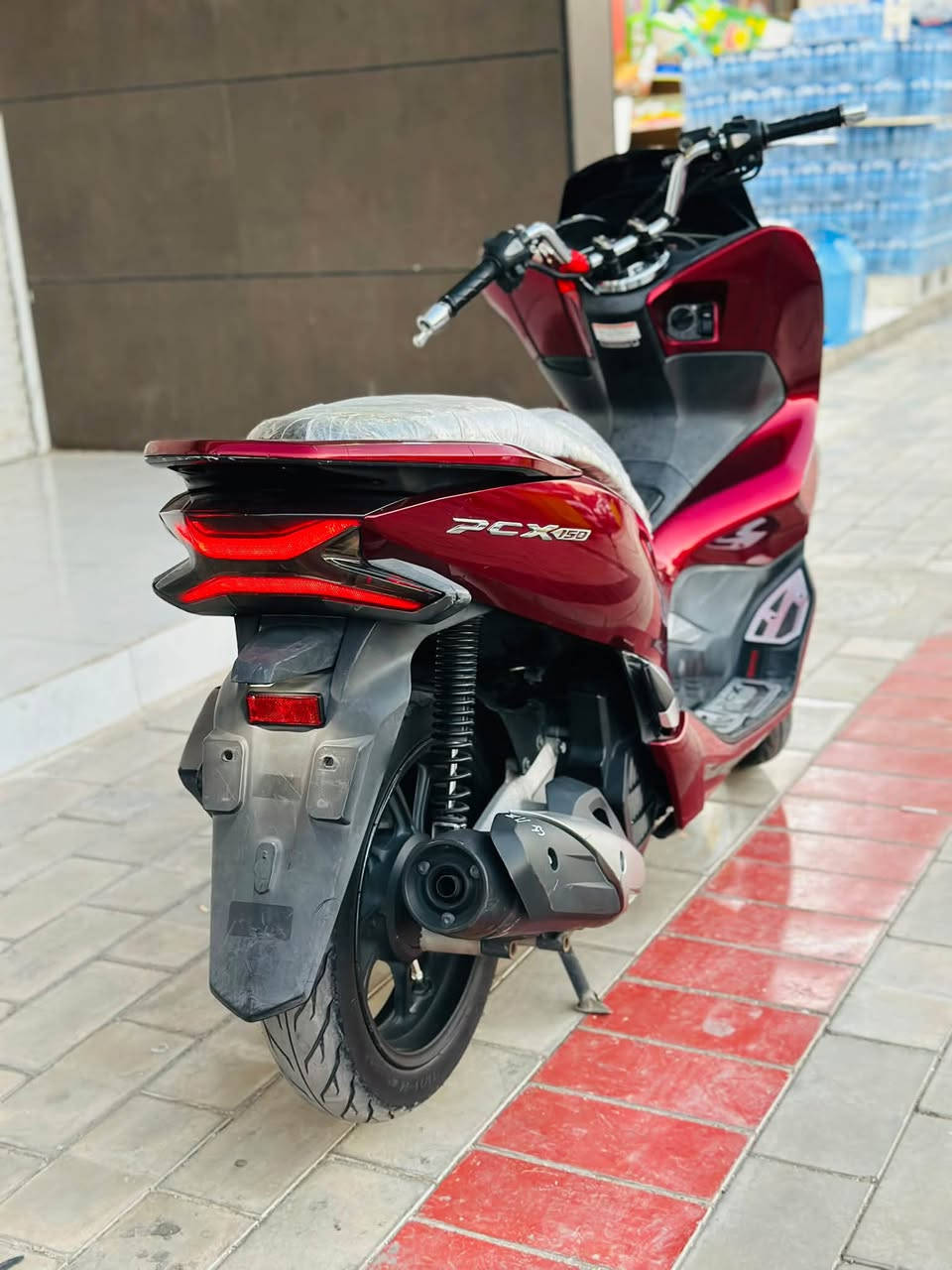 السلام عليكم 
Pcx
جيل ثالث ياباني✅
لون ماروني ♥️
ماشية 48🚶‍♂️
مكينة 150✅
مواصفات 
بصمة✅
حساس ازحام✅
دراجه ناعمة استخدام شخصي
سعرها 15$ وبيها مجال 
مكانها واسط العزيزية
‭***********‬
