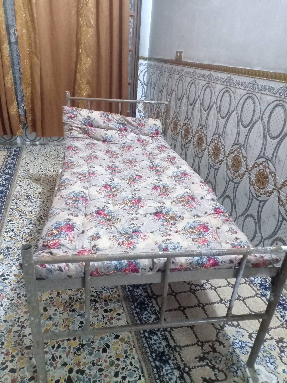 سرير حديد • حجم كبير • قوي ومتين