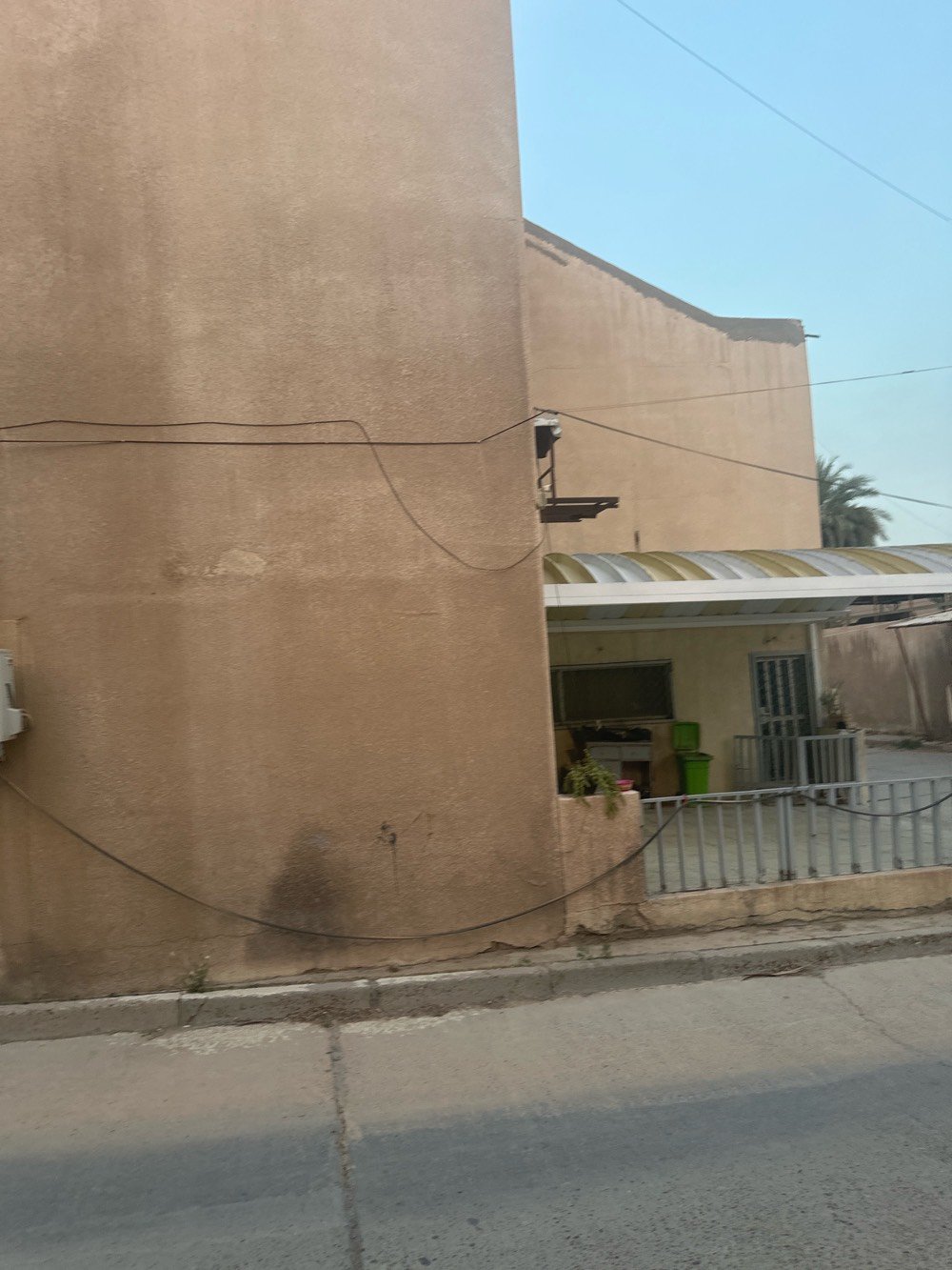 فرصة استثمارية استثنائية للبيع في الكاظمية - شارع المحيط (ركن)

المساحة: 354 متر مربع (سند ملكية صرف - طابو).
الأبعاد: واجهة عريضة 13.6 متر × عمق 27.90 متر.
مميزات: موقع ركن مميز جداً، ممتاز للتقسيم إلى عقارين أو لبناء مشروع سكني/استثماري راقٍ

الموقع: الكاظمية - شارع المحيط.
للتواصل والمعاينة: [***********]
شنو نوع العقار بالضبط: دار سكني، عمارة، لو قطعة أرض بيها بناء حالي؟ وشكد عدد الطوابق/الوحدات الموجودة هسه؟: 
عمارة / ٣ طوابق / ٤ شقق
من ناحية الموقع، شنو أقرب معلم أو تقاطع معروف داخل شارع المحيط؟ وهل الشارع عام لو فرعي وشنو عرض الشارع تقريباً؟: 
معمل الفتح للبطانيات - على الشارع العام ( المحيط ) او فندق الكناري 
شنو حالة البناء الحالي؟ قديم لو متوسط لو جيد، وبي مشاكل تحتاج تصليح أو ترميم مثل الرطوبة أو الشقوق أو السقف؟: 
قديم 
هل السعر نهائي لو قابل للتفاوض؟ وشنو سبب البيع؟: 
قابل للتفاوض 