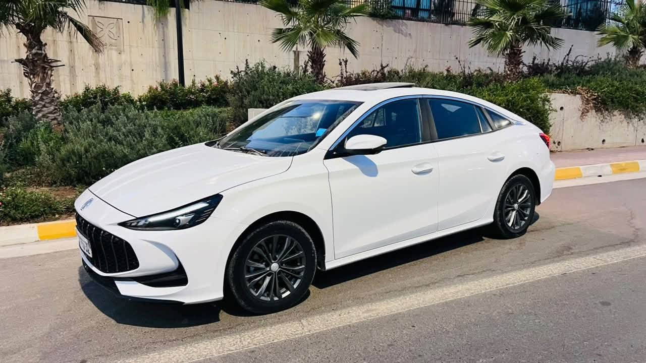 سەرەتا بە ناوی خودای گەورە
Mg gt 2025 
فوول مواسەفات 
٥ کامێرا حاسە سلایت 
سەیارەکە بۆیاخ ئەستورە
تەنها ٣٥ هەزار کیلۆمەتر ڕۆشتوە 
تەنها ئەو شوختەی درگای پشت سایەقی هەیە وێنەکەیم داناوە 
سعری ١١٨ گەڵا و مەعامەلەیەکی زۆر کەم
سەیارەکە لە سلێمانیە
***********
