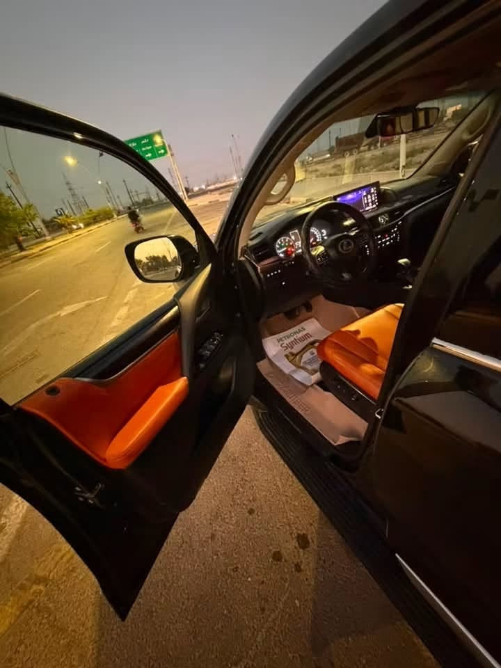لكزز Lx570  لون اسود رقم بغداد موديل 17 كفاله عامة لاصبغ ولاتبديل ماعدا بارد قليل بالجاملغ الامامي جهة اليمين السيارة جاهزة من تخم تاير وتبريد وحدادة ودواخل الشراي يتصل وانا حاضر.
السعر 520 ورقة وبيها مجال قليل 
للاستفسار الاتصال
***********
***********
