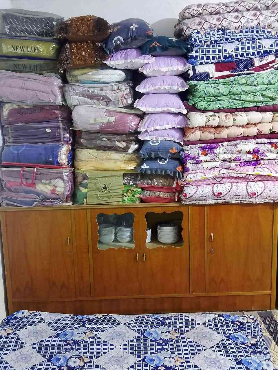 بوفيه تسكام صاج الاصلي ما تتحرك من الخشب والثقل البيبان مغلفه ب250 الف مستخدمه شي قليل يعني اخت الجديده ***********
