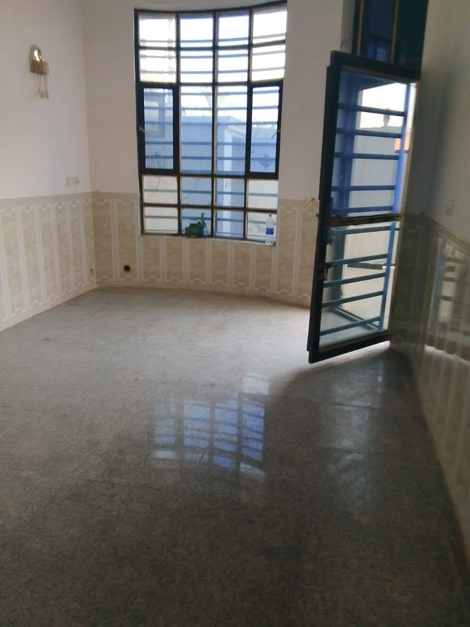 بيت للبيع مساحه 150متر بناء حديث حي الصحه شارع مطعم ابو صفاء سند 25 تقسيم حسين مارينا يحتوي على 4غرف نوم للاستفسار ***********
