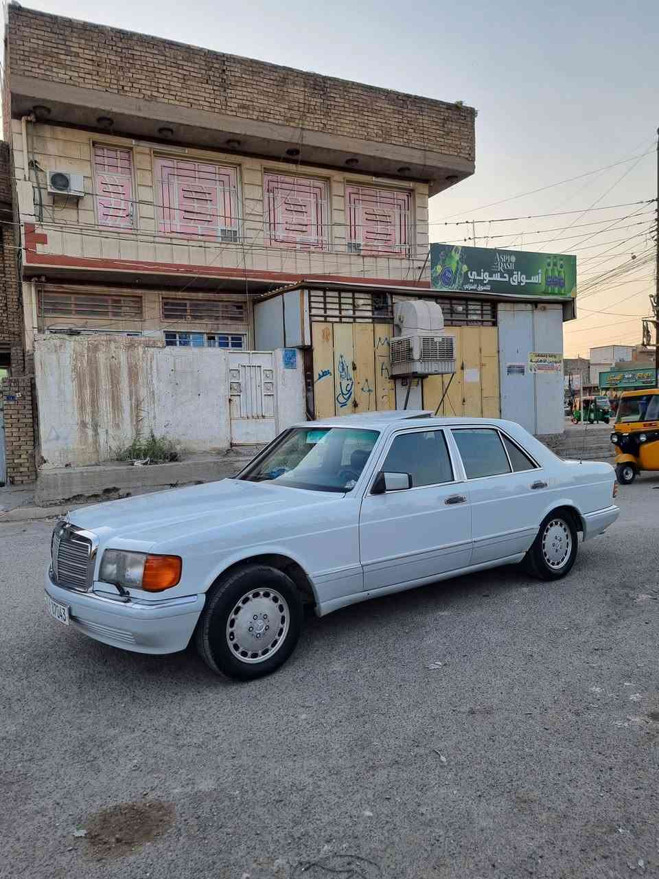 مرسيدس رئاسي موديل١٩٩٠
مفولة مواصفات
بلادية مكينة وكير ( عنكبوت )
شلعة ومعدل تخبل
رقم بغداد تحويل مباشر بسمي
مصبوغة عام جمالية مصبوغه قبل شهر فرن
معروضه ب(90}وبيه مجال 
كشنات كهربا دبل اريل كهربا برده كهربا سلايت شغال
العنوان بغداد الرصافه فلكة حي النصر
***********
