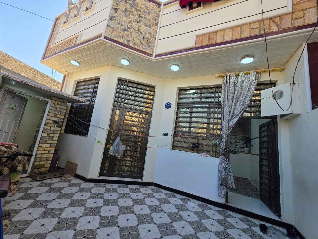 بيت طابقين للبيع طابو زراعي سند 25 تحويل موباشر المساحه 120متر بناء حديث درجة اوله العنوان بابل شارع 80 خلف البانزيخانه الجديد رابع فرع البيت كلش مناسب بنسه الباقي المنطقه 
***********
