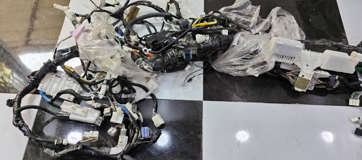 ضفيرة دشبول ايمن برادو 2020 فول مواصفات مفتوحه من سياره تفصيخ الضفيره كلش نضيفه خاليه من اي ضرر اي نقص مابيها للتواصل على رقم الهاتف ***********
