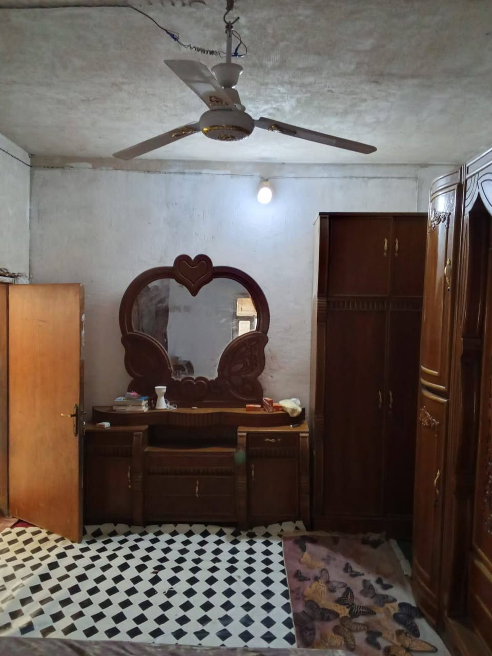 بيت للبيع  طابقين المساحه 170 متر السعر 20 وبيه مجال للشراي يدلل موقع البيت حي الزهراء على شارع الشريفات مراجعة دلالية ابو ياسر ***********

