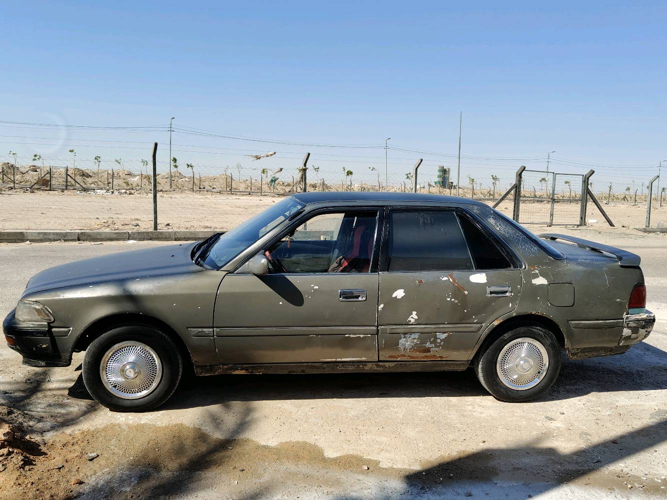 كرونا عظم للبيع موديل 92
محركها حجم 2000سليم 
كهربائيات شغالة
تبريدها كون ينزل الدشبول ويتنظف لان دفعة ضعيف
كشرها شوفتك عينكك بالصور
وكيرها مستحق لان يأخر نمرة.
سعرها 24 وبيها مجال مكانها نجف ..
السنوية والأوراق شلون وضعها؟ سارية لو ساقطة، والاسم يطلع باسمك لو بيها وكالة/مفوضية؟: 
سيارة بأسم عمي ، تريد تحويل ، تريد وكالة
تريد تبيعها نهائي لو تقبل بدل/مبادلة؟ وإذا أكو ملاحظات ثانية عن الشاصي أو الصبغ غير الظاهر بالصور، تذكرها؟: 
بيع فقط