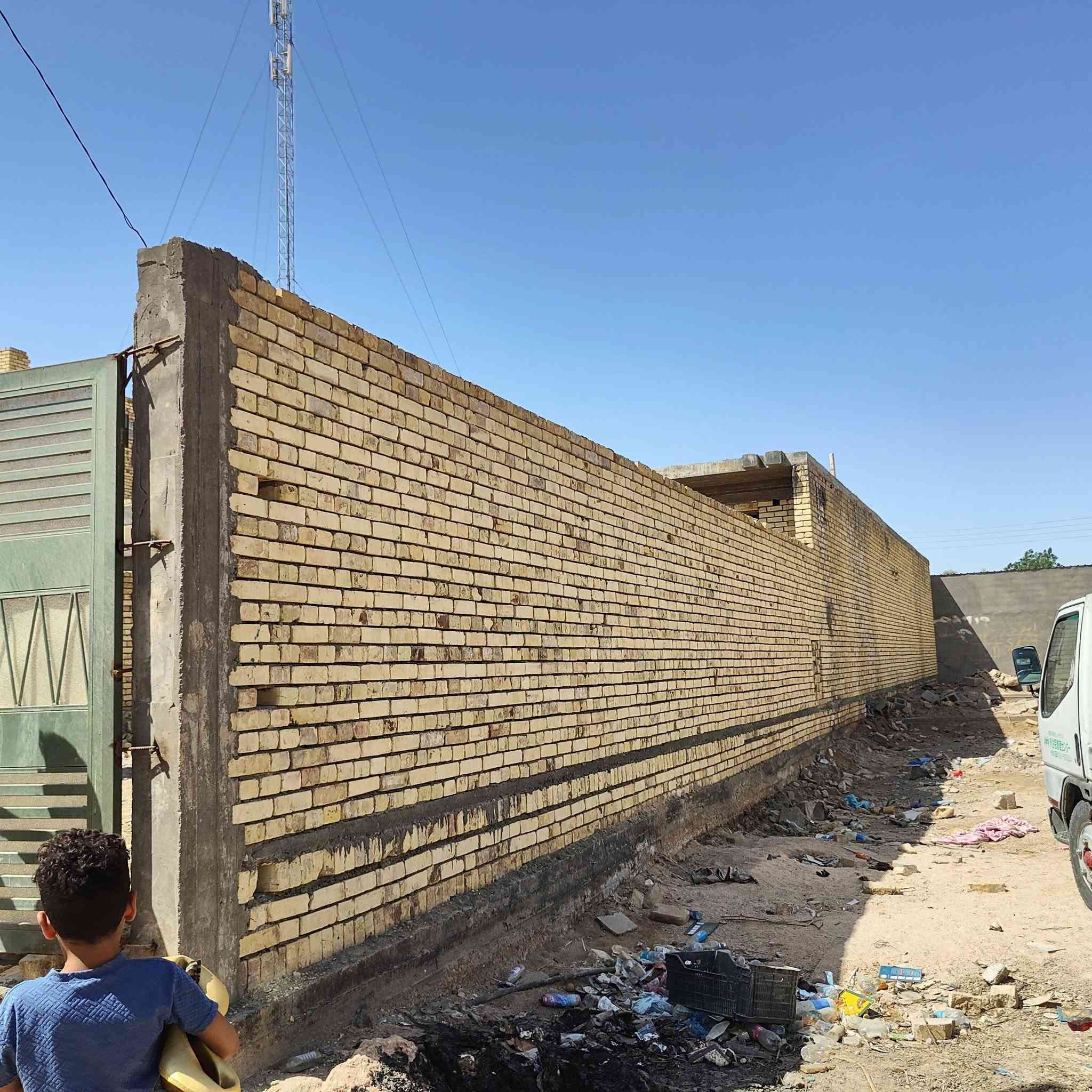 هيكل للبيع المكان  مجاور حي الصحفيين  
مساحته 300م  خدمات فول من ماء ومجاري و كهرباء 
 سادس بيت عن الشارع السريع مكانه مرتب منطقه
للاستفسار اتصل ***********
