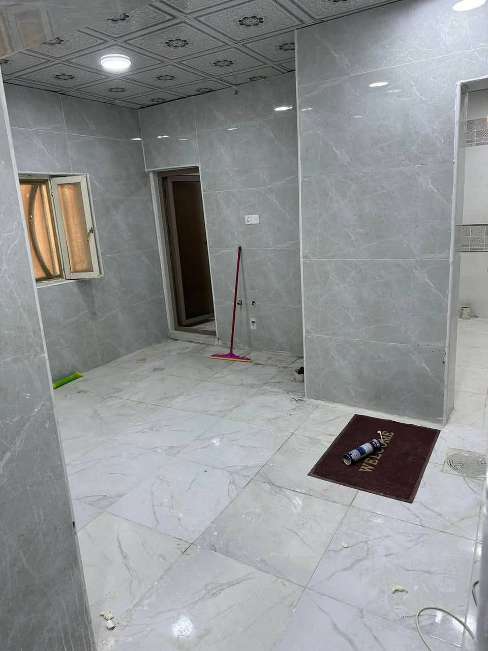 السلام عليكم بيت مساحه ١٥٠ متر بناء قديم ومرمم التنومه شارع ٤٠ قرب السوق البيت طابو صرف بسم شخص واحد السعر ١٣٥ مليون ***********
