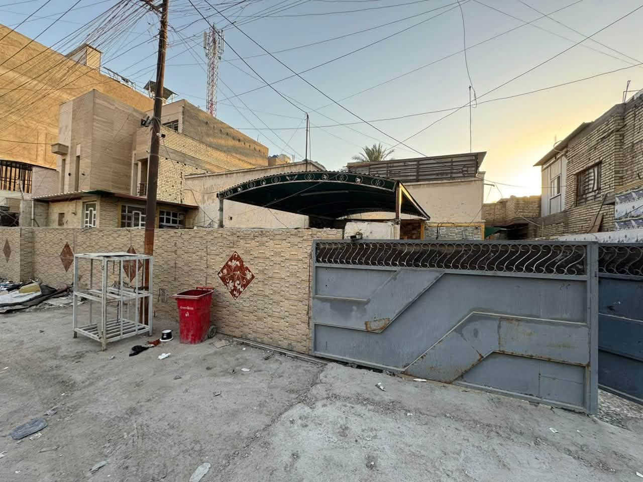 بيت طابقين + مشتمل معزول
المساحه 480
الوقف الشيعي
الايجار السنوي 2750000
الكراده قرب ساحة كهرمانه
البيت 5 غرف وصاله واستقبال و 2 مطبخ وگراج وحديقه
المشتمل غرفه كبيره وصاله

الاستفسار او تواصل:***********
