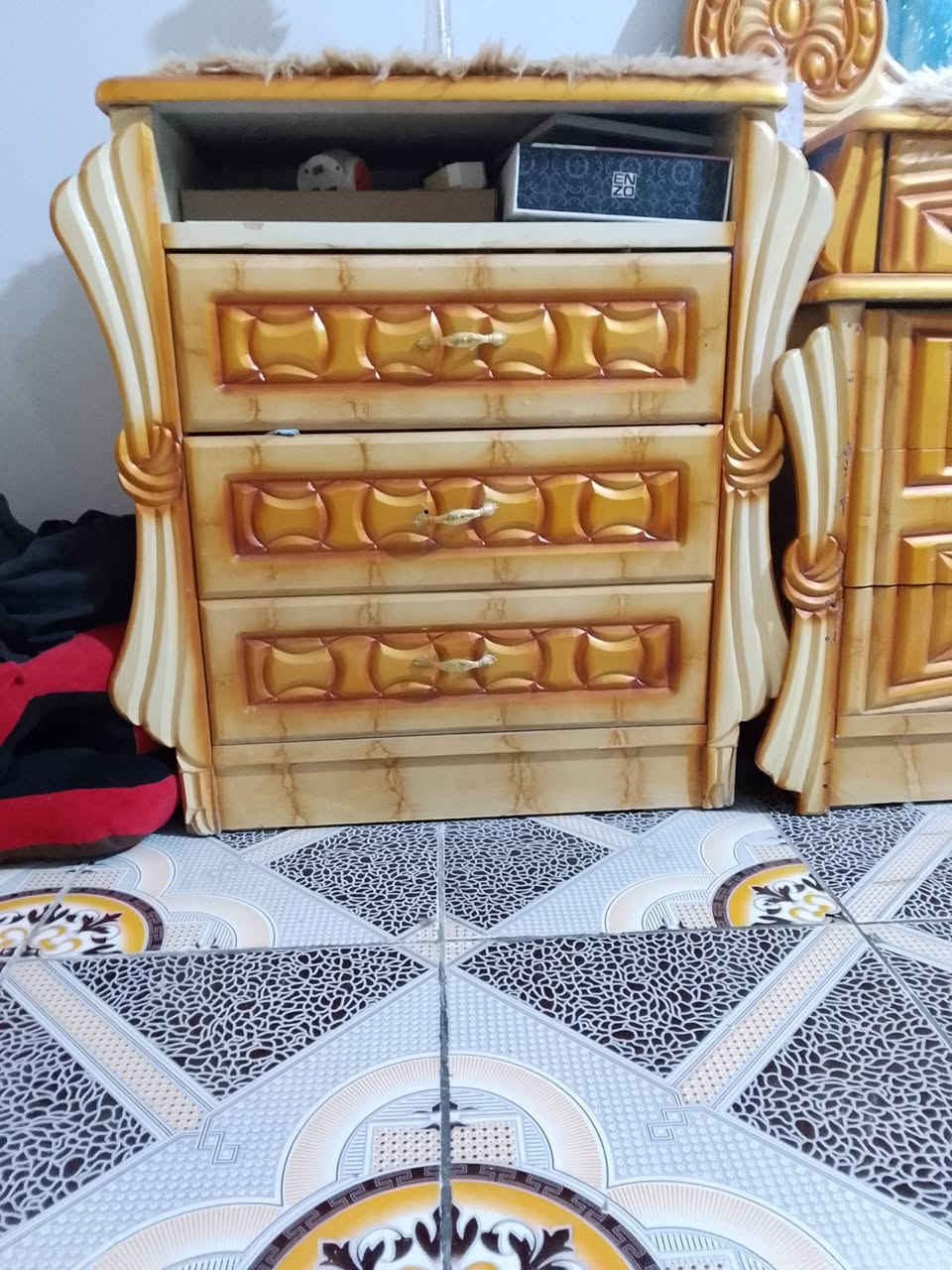 السلام عليكم غرفه للبيع 6 قطع نضيفه السعر 650 وبيها مجال ***********
