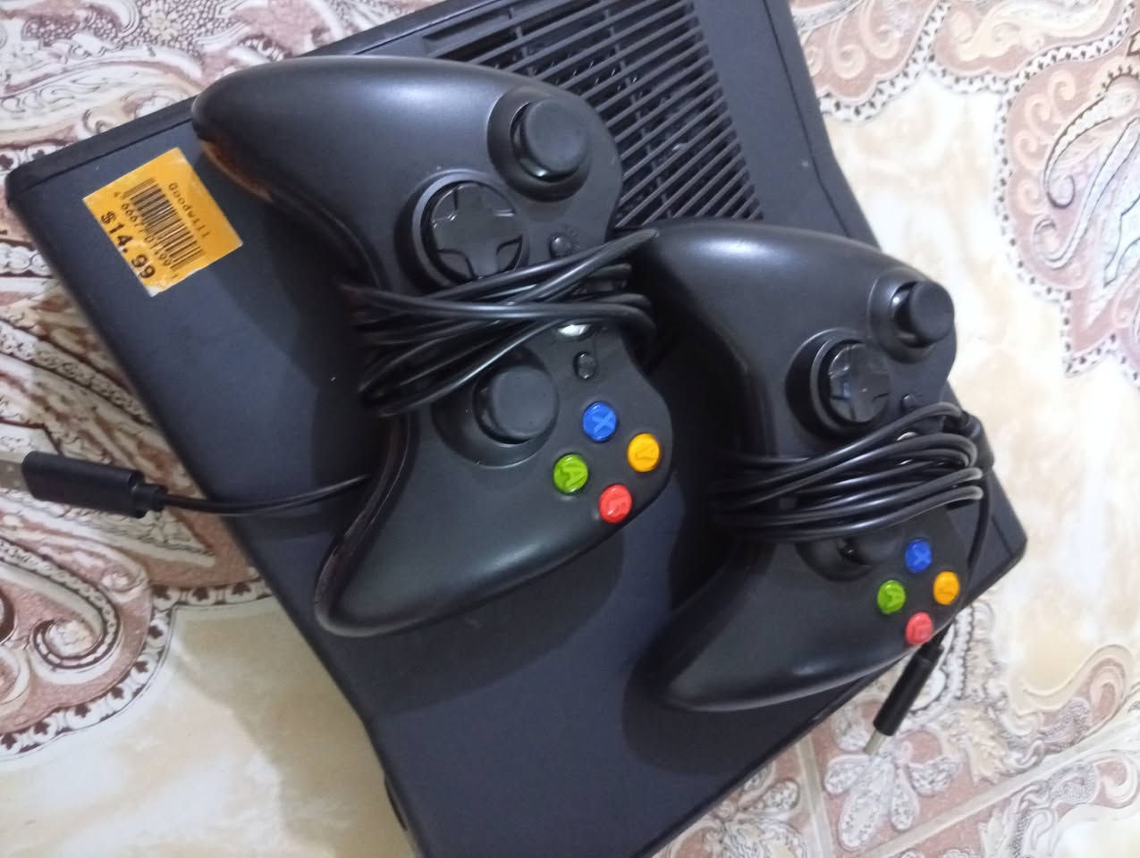مرخصه الادمن 
سلام عليكم بلي xbox للبيع مثل متشوف ويا ملحقاته كامله معه هارد يحتوي على 60 لعبه وقابل للأضافه ونضيف 90% وصار شهر من جبته استخدام قليل وللبيع بسعر 120 وبي مجال للطيبين ورجاءً مو شراي لا تراسل وهذا رقم للاتصال او واتساب ***********
